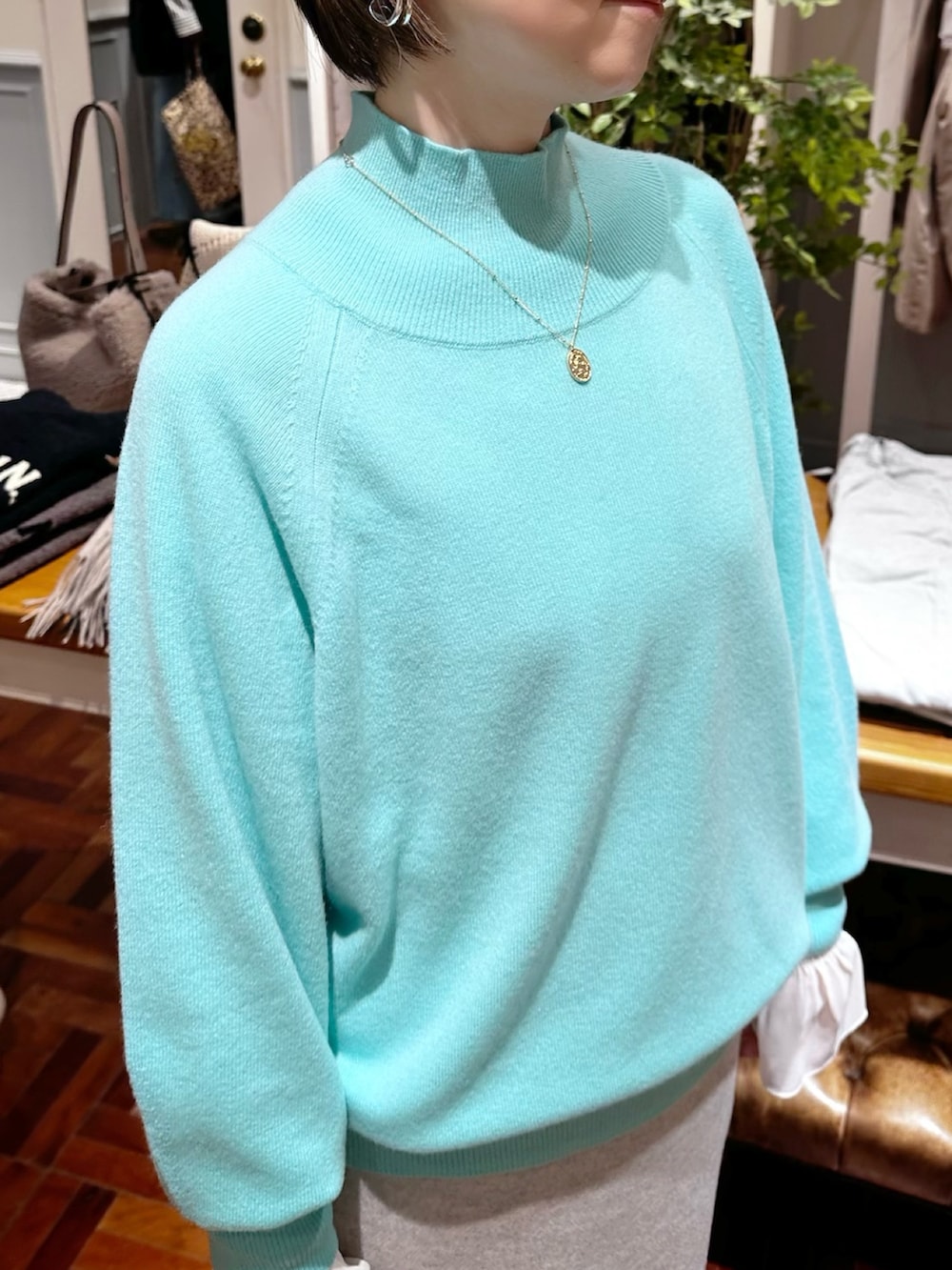 グレー系のスカート、シルバー系のショルダーバッグ、ホワイト系のシャツ/ブラウスを着用したレディースの秋コーディネートの3枚目の写真