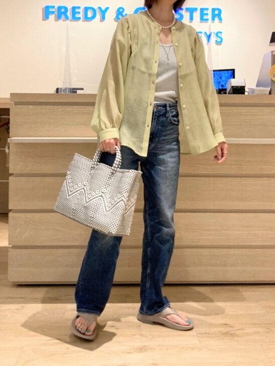 グリーン系のシャツ/ブラウス、シルバー系のタンクトップ、シルバー系のトートバッグを着用したレディースの春コーディネートの2枚目の写真