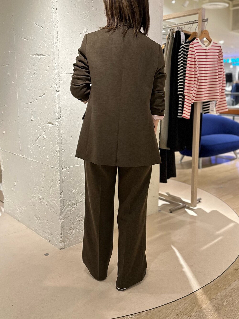 ブラウン系のテーラードジャケット、ブラウン系のその他パンツ、イエロー系のニット/セーターを着用したレディースの秋コーディネートの3枚目の写真