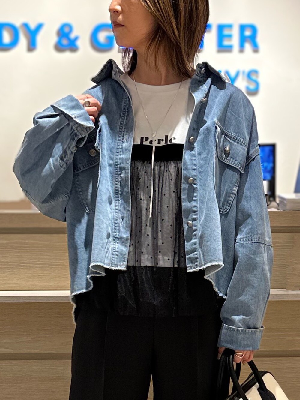 ホワイト系のTシャツ/カットソー、ブラック系のその他パンツ、ブラック系のショルダーバッグを着用したレディースの夏コーディネートの5枚目の写真