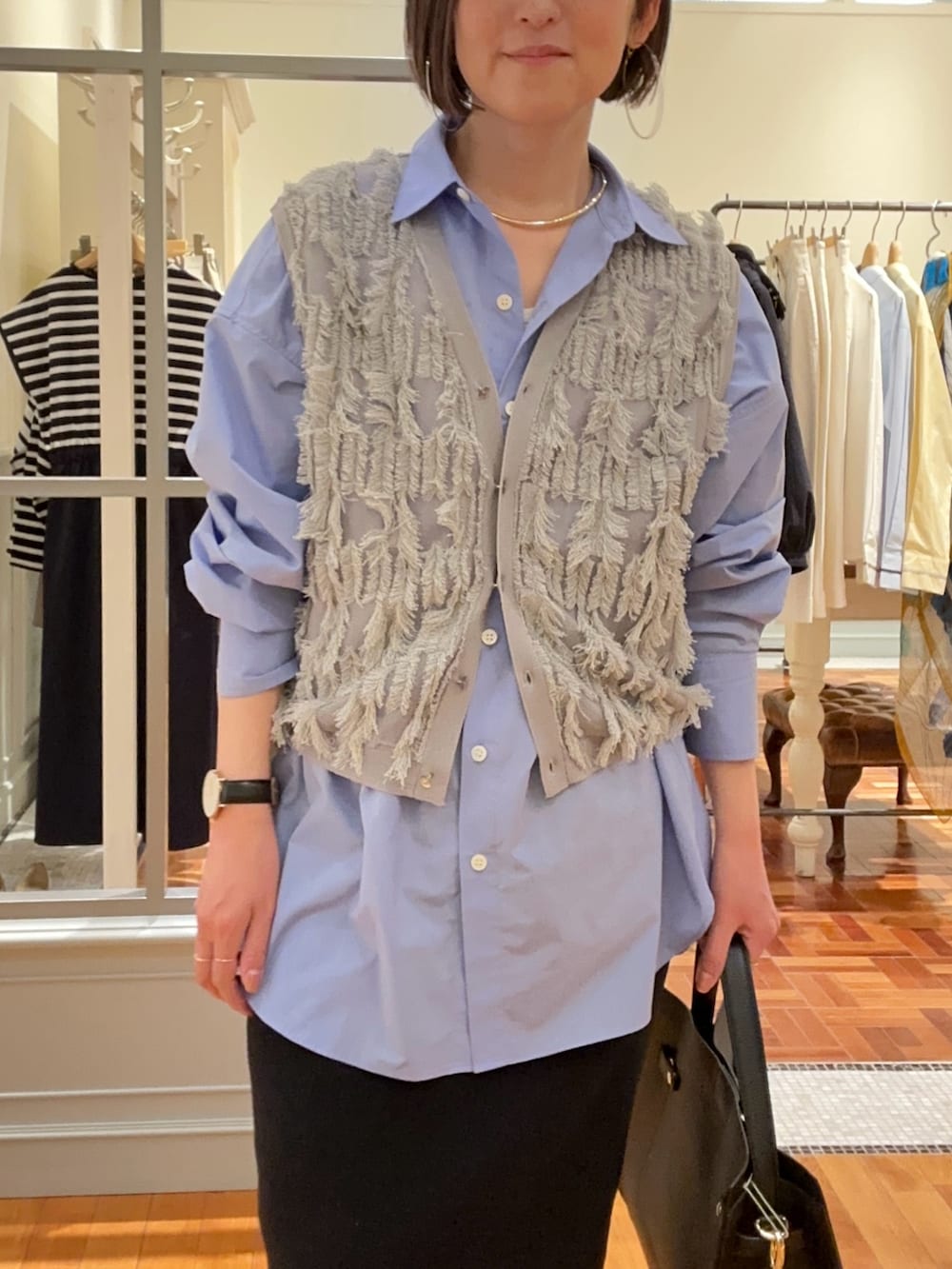 「春コーデ、春服コーデ、レディースファッション、シアー、シャツスタイル、ブルーシャツ、ベスト、ベスト×シャツ、ベストコーデ、オフィスカジュアル、スカート、スカートスタイル、ニットスカート、タイトスカート、ショルダーバッグ」｜「NOLLEY’Sの《アンサンブル対応》《手洗い可能》カットフリンジ2WAYベスト（ベスト、グレー系）」を使った、Yamazakiさん（レディース・157cm）の春コーディネートの4枚目の写真