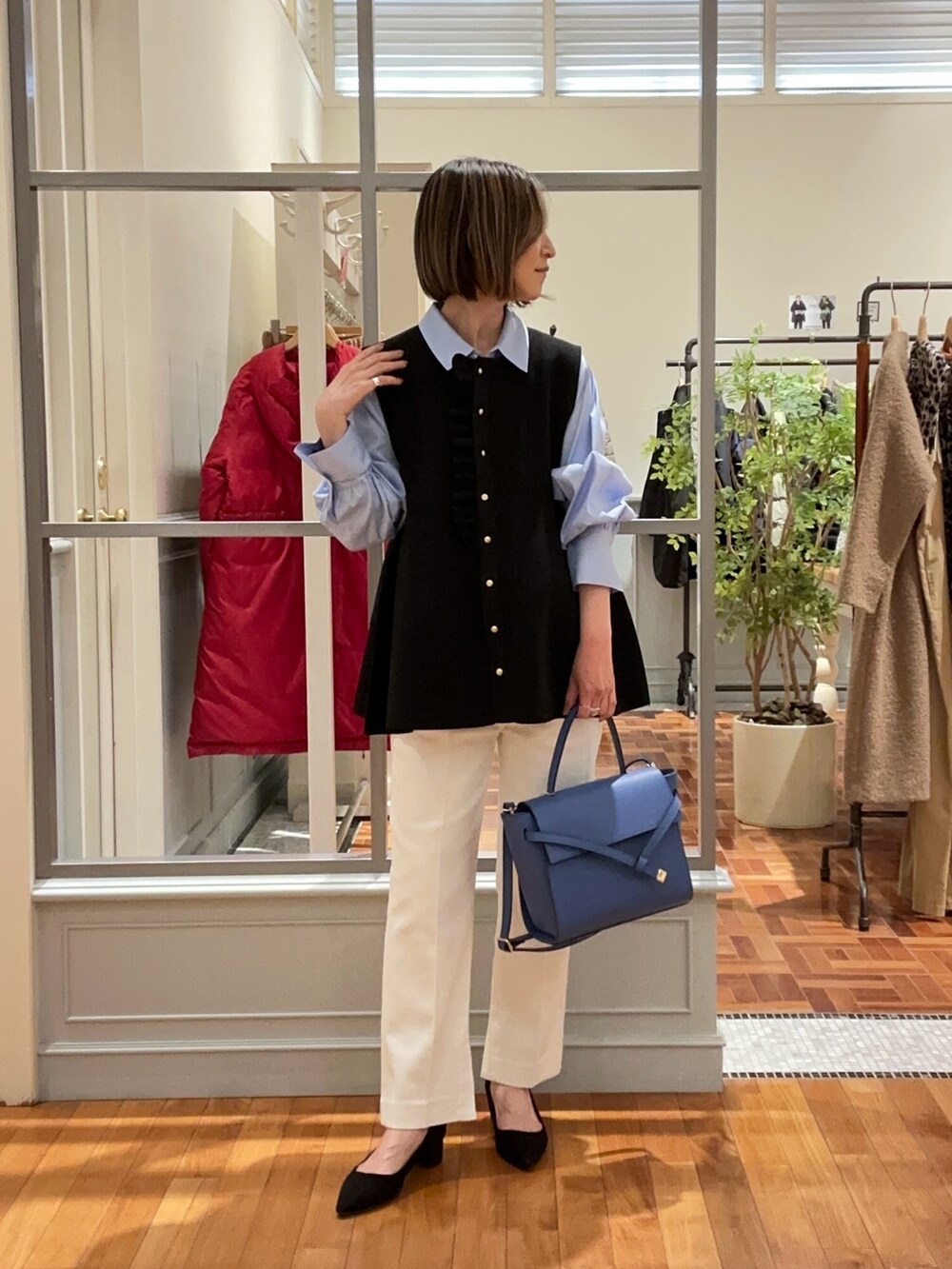 「オトナカワイイ、大人ファッション、ニット、春カラー、大人コーデ、大人可愛い、デニムパンツ、ジレ、ベスト、ベスト×シャツ、ブルーシャツ、オフィスカジュアル、ホワイトパンツ、ホワイトデニム、ハンドバッグ」｜「NOLLEY’Sの《手洗い可能》《オールシーズン対応》フリル付きペプラムベスト（ベスト、ブラック系）」を使った、Yamazakiさん（レディース・157cm）の冬コーディネートの2枚目の写真