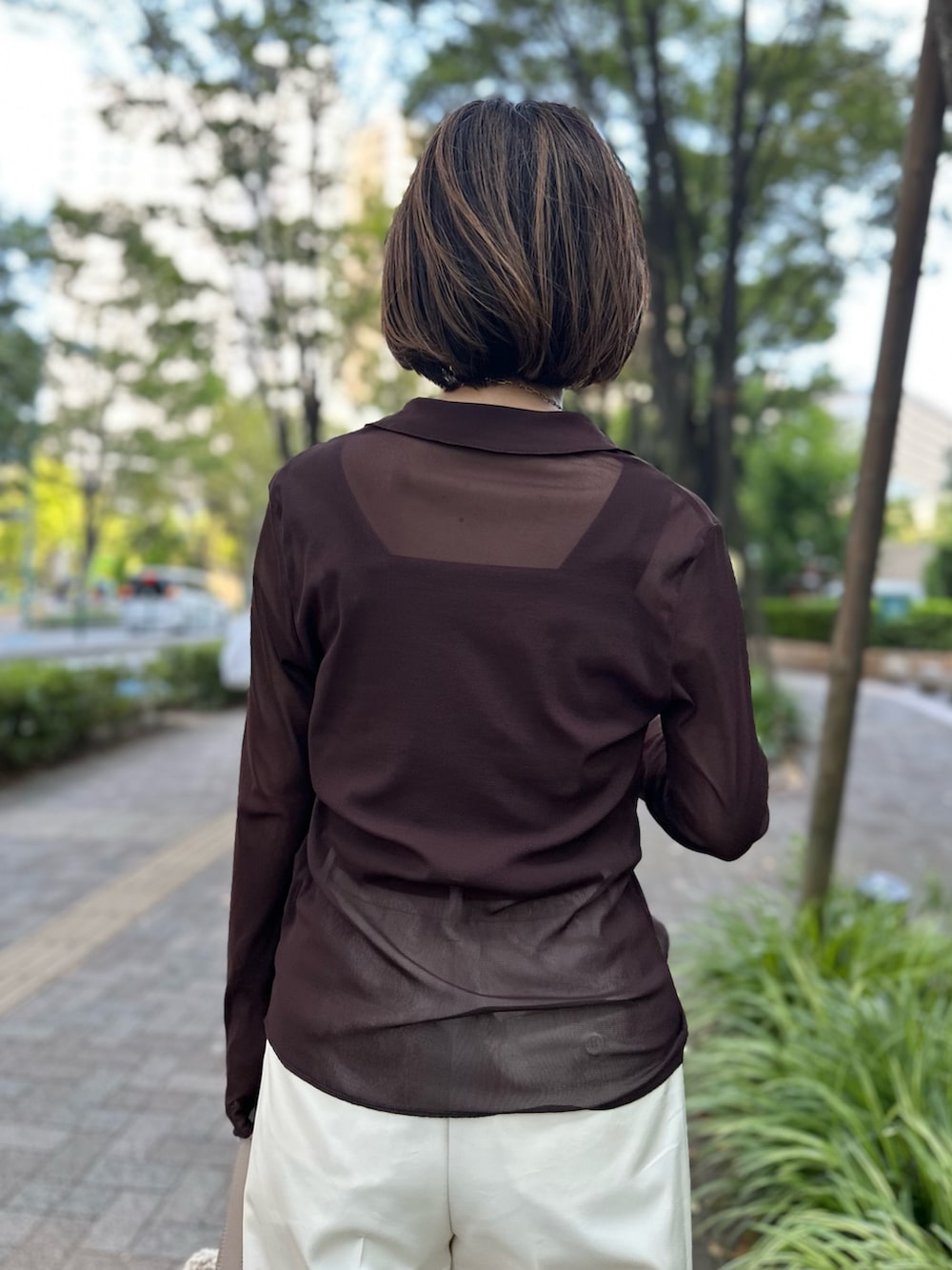 ブラウン系のカーディガン/ボレロ、ブラウン系のタンクトップ、ホワイト系のその他パンツを着用したレディースの秋コーディネートの8枚目の写真