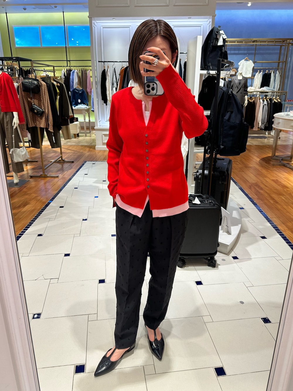 ブラック系のその他パンツ、ホワイト系のタンクトップ、レッド系のニット/セーターを着用したレディースの秋コーディネートの6枚目の写真