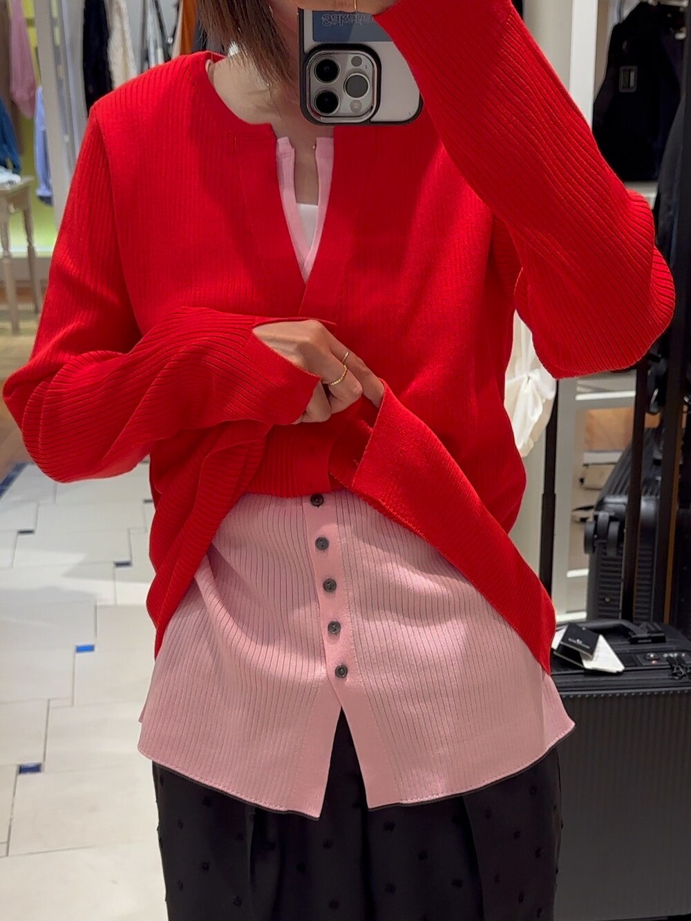 ブラック系のその他パンツ、ホワイト系のタンクトップ、レッド系のニット/セーターを着用したレディースの秋コーディネートの5枚目の写真