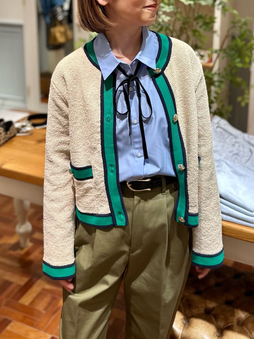 グリーン系のその他パンツ、ブルー系のシャツ/ブラウス、ホワイト系のカーディガン/ボレロを着用したレディースの秋コーディネートの3枚目の写真