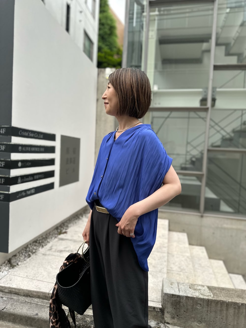 ブラック系のその他パンツ、ブルー系のシャツ/ブラウス、ブラック系のタンクトップを着用したレディースの夏コーディネートの8枚目の写真