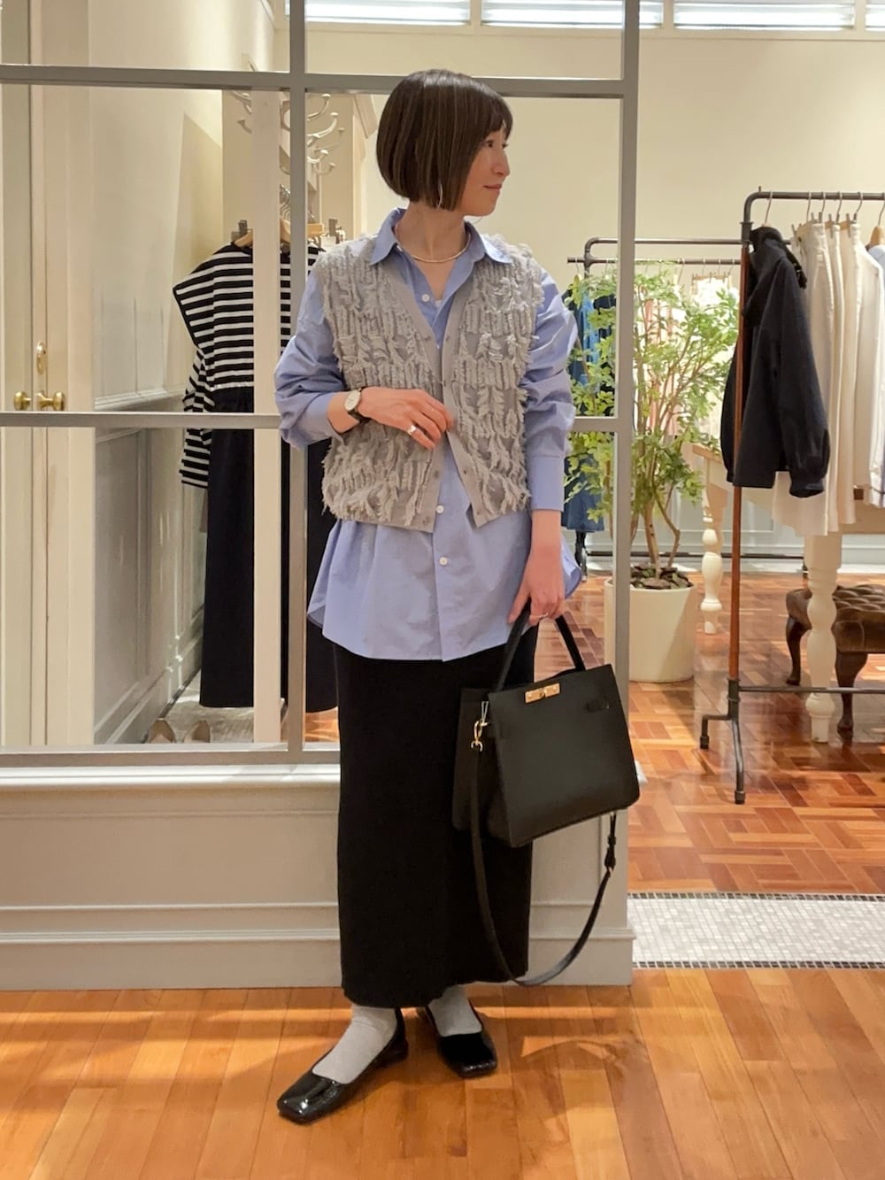 「春コーデ、春服コーデ、レディースファッション、シアー、シャツスタイル、ブルーシャツ、ベスト、ベスト×シャツ、ベストコーデ、オフィスカジュアル、スカート、スカートスタイル、ニットスカート、タイトスカート、ショルダーバッグ」｜「NOLLEY’Sの《アンサンブル対応》《手洗い可能》カットフリンジ2WAYベスト（ベスト、グレー系）」を使った、Yamazakiさん（レディース・157cm）の春コーディネートの2枚目の写真