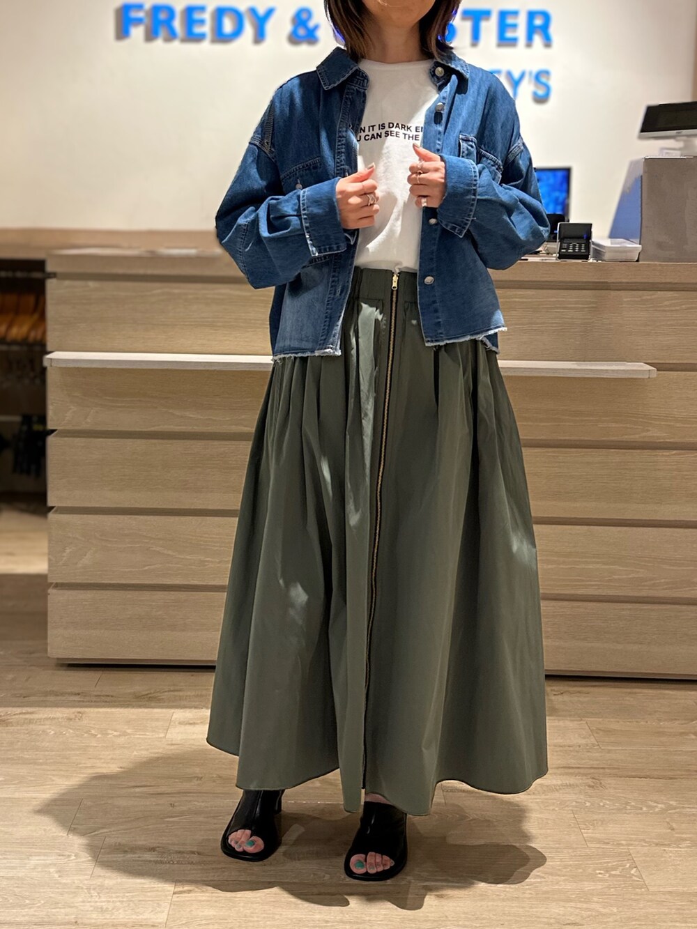 ホワイト系のTシャツ/カットソー、ブルー系のシャツ/ブラウス、ブラック系のサンダルを着用したレディースの夏コーディネートの2枚目の写真