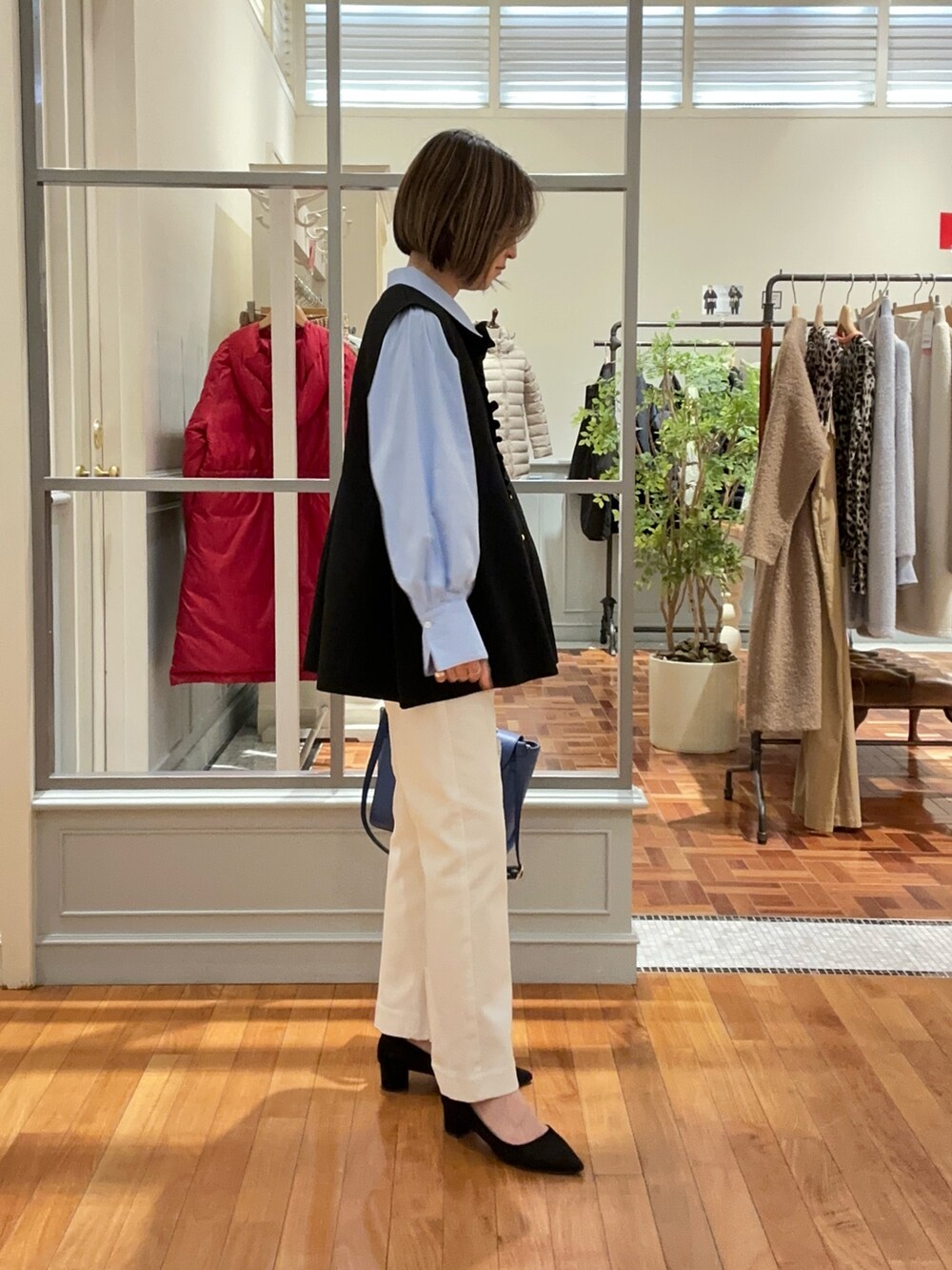 「オトナカワイイ、大人ファッション、ニット、春カラー、大人コーデ、大人可愛い、デニムパンツ、ジレ、ベスト、ベスト×シャツ、ブルーシャツ、オフィスカジュアル、ホワイトパンツ、ホワイトデニム、ハンドバッグ」｜「NOLLEY’Sの《手洗い可能》《オールシーズン対応》フリル付きペプラムベスト（ベスト、ブラック系）」を使った、Yamazakiさん（レディース・157cm）の冬コーディネートの5枚目の写真