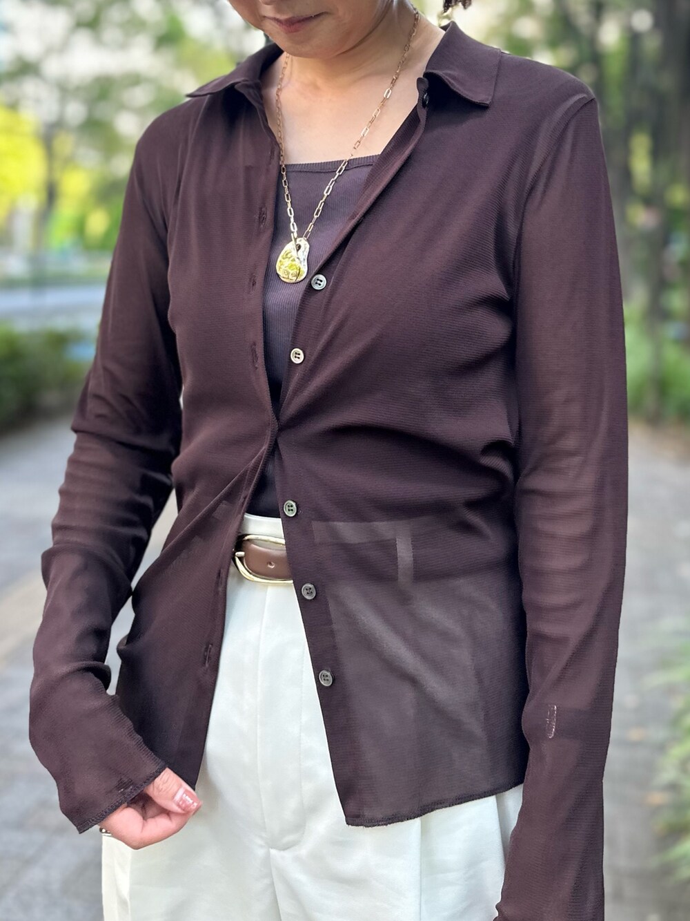 ブラウン系のカーディガン/ボレロ、ブラウン系のタンクトップ、ホワイト系のその他パンツを着用したレディースの秋コーディネートの6枚目の写真