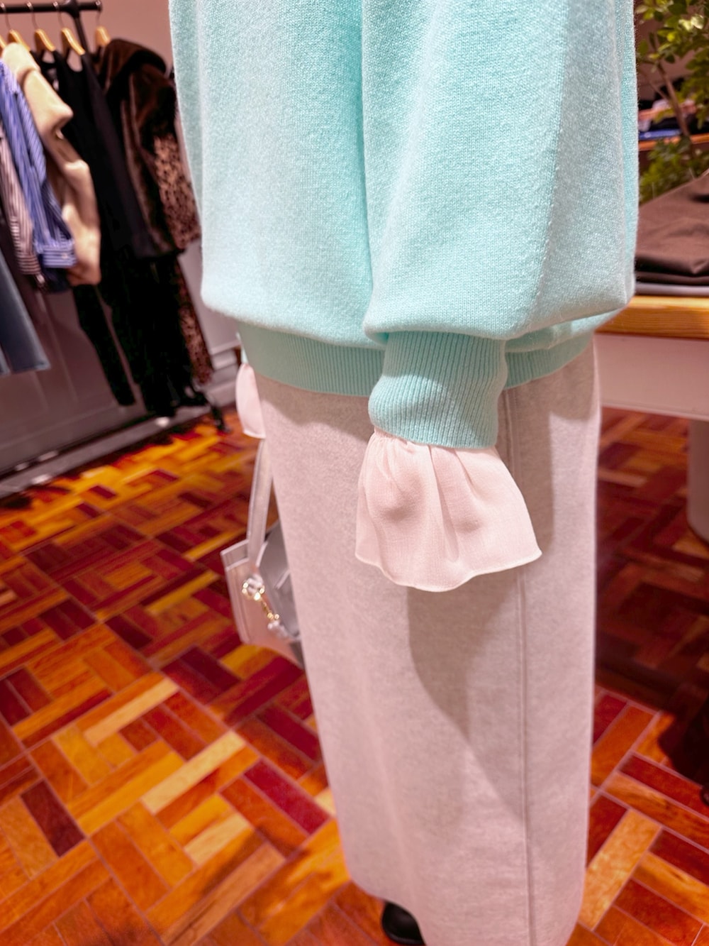 グレー系のスカート、シルバー系のショルダーバッグ、ホワイト系のシャツ/ブラウスを着用したレディースの秋コーディネートの4枚目の写真