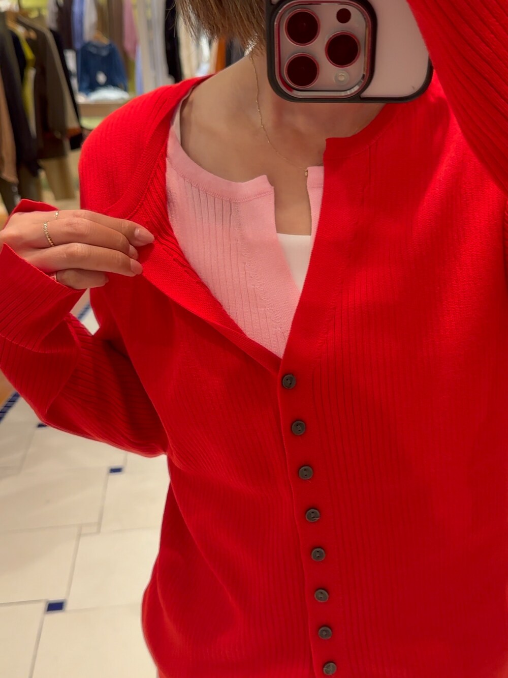 ブラック系のその他パンツ、ホワイト系のタンクトップ、レッド系のニット/セーターを着用したレディースの秋コーディネートの4枚目の写真
