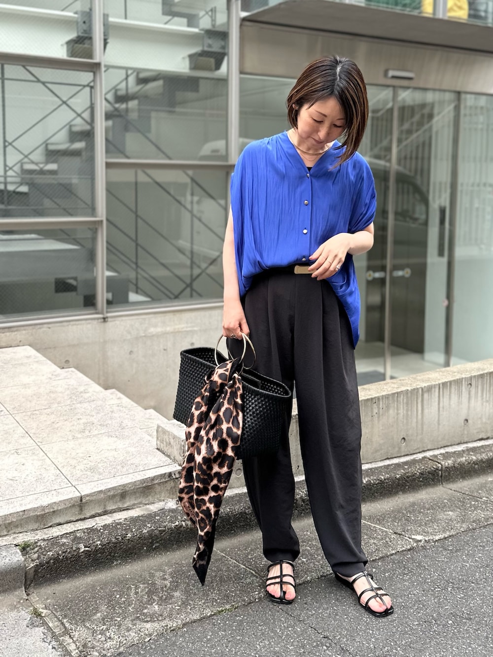 ブラック系のその他パンツ、ブルー系のシャツ/ブラウス、ブラック系のタンクトップを着用したレディースの夏コーディネートの6枚目の写真