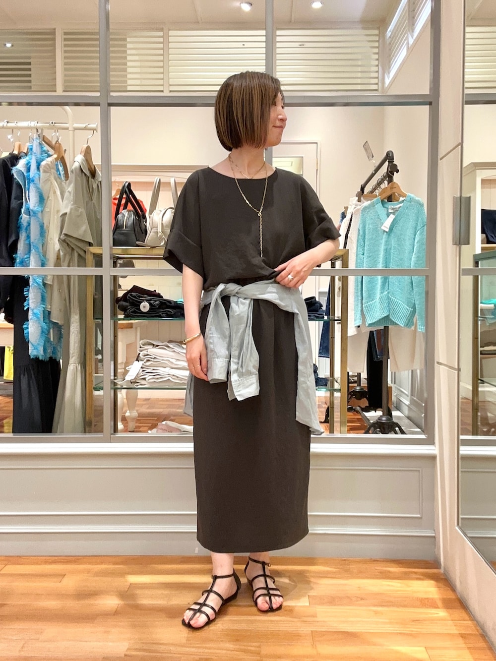 「サンダル、シャツスタイル、お出かけコーデ、トートバッグ、ロングスカート、きれいめカジュアル、夏服、夏服コーデ、レディースファッション、オトナ女子、セットアップ」｜「NOLLEY’Sのリネンシャツ（シャツ/ブラウス、ブルー系）」を使った、Yamazakiさん（骨格ナチュラル・レディース・157cm）の春コーディネートの3枚目の写真
