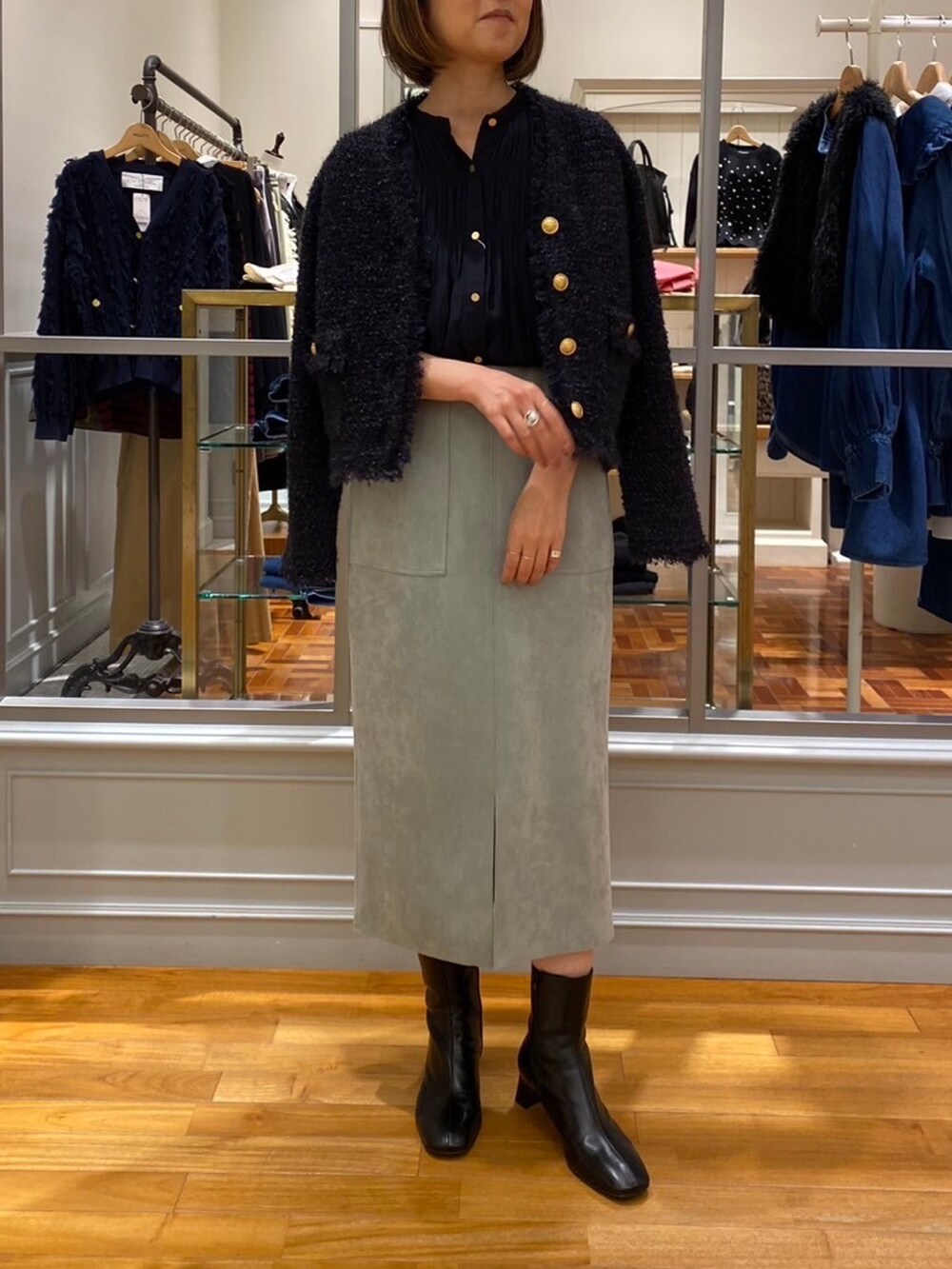 「秋コーデ、秋服、秋服コーデ、オフィススタイル、オフィスコーデ、お仕事コーデ、お出かけコーデ、ジャケット、ジャケットスタイル、ニットジャケット、ツイードジャケット、スカート、スカートスタイル、タイトスカート、キレイめ」｜「NOLLEY’Sのツイードフリンジニットジャケット（ノーカラージャケット、ブルー系）」を使った、Yamazakiさん（レディース・157cm）の秋コーディネートの2枚目の写真