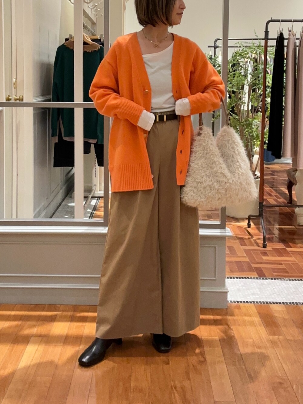 「秋コーデ、カーディガン、ファーバッグ、ブーツ、休日スタイル、シンプルスタイル、秋冬コーデ、オトナカジュアル、パンツスタイル、オレンジ、オレンジニット、ワイドパンツ、リラックススタイル、カジュアルコーデ、カジュアル」｜「NOLLEY’Sの【grace grace/グラスグラス】コンビチェーンネックレス（slim)（ネックレス、ゴールド系）」を使った、Yamazakiさん（レディース・157cm）の秋コーディネートの2枚目の写真