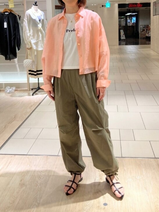 ピンク系のシャツ/ブラウス、ホワイト系のTシャツ/カットソー、グリーン系のその他パンツを着用したレディースの春コーディネートの3枚目の写真