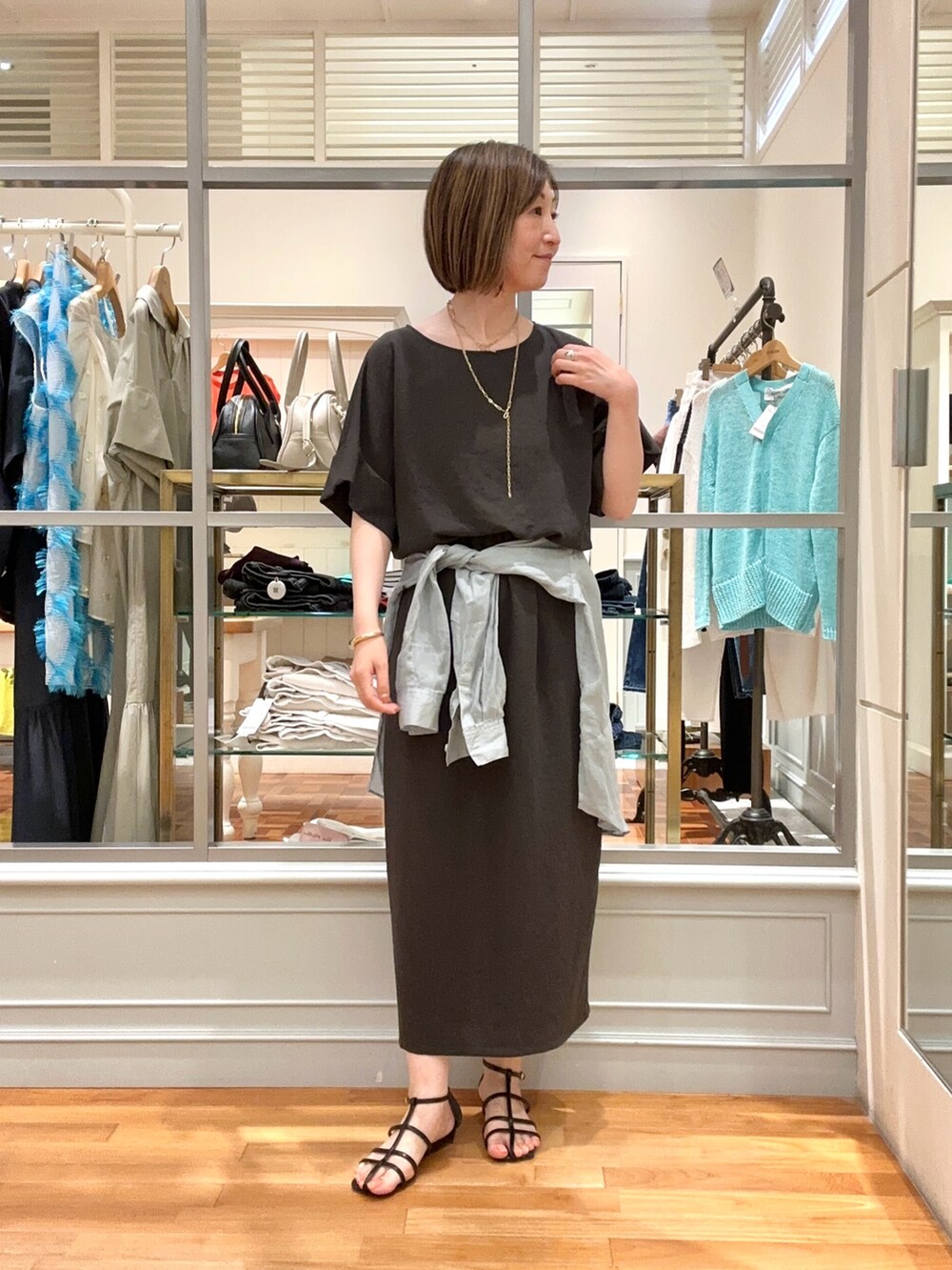 「サンダル、シャツスタイル、お出かけコーデ、トートバッグ、ロングスカート、きれいめカジュアル、夏服、夏服コーデ、レディースファッション、オトナ女子、セットアップ」｜「NOLLEY’Sのリネンシャツ（シャツ/ブラウス、ブルー系）」を使った、Yamazakiさん（骨格ナチュラル・レディース・157cm）の春コーディネートの2枚目の写真