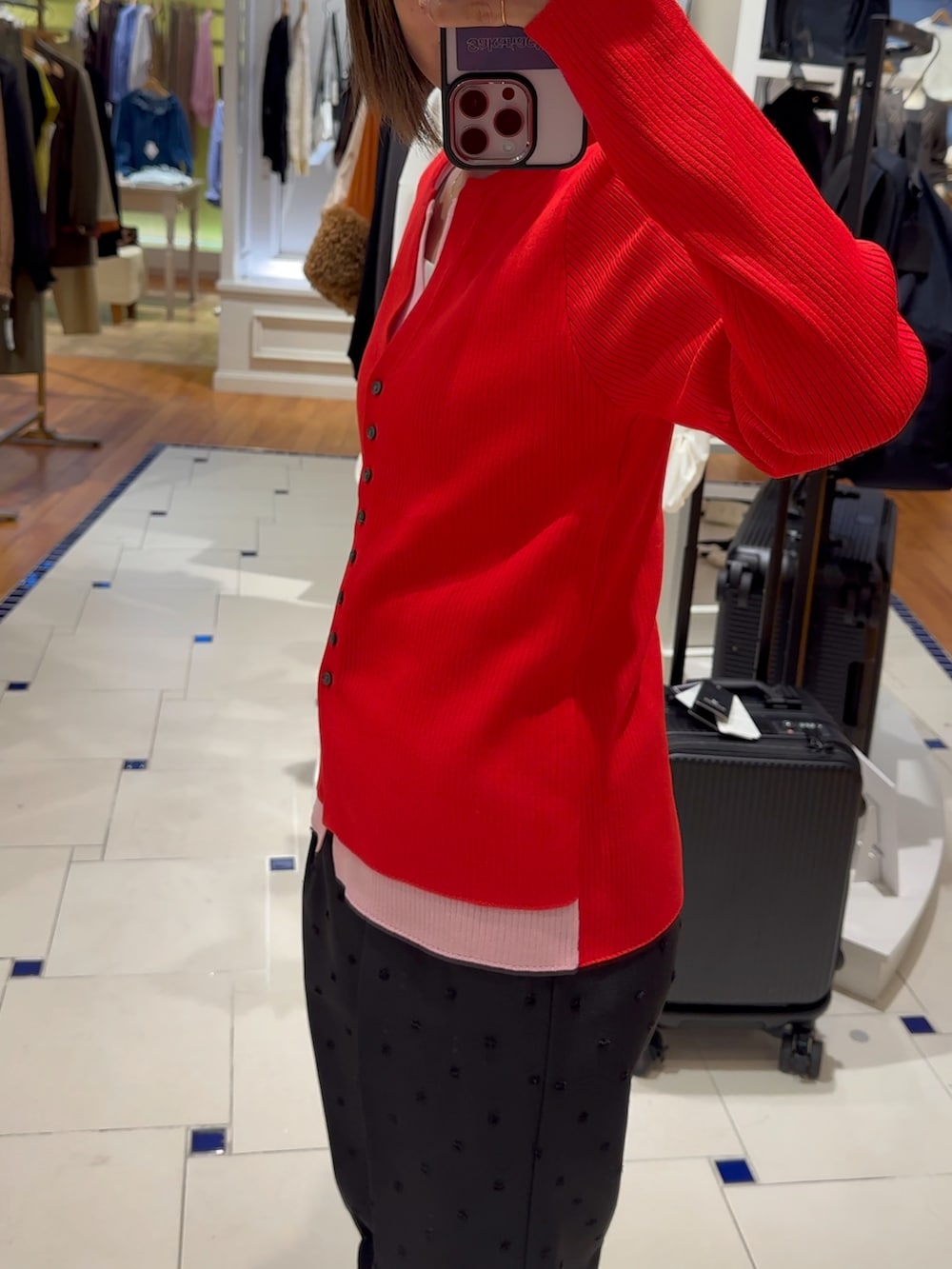 ブラック系のその他パンツ、ホワイト系のタンクトップ、レッド系のニット/セーターを着用したレディースの秋コーディネートの3枚目の写真
