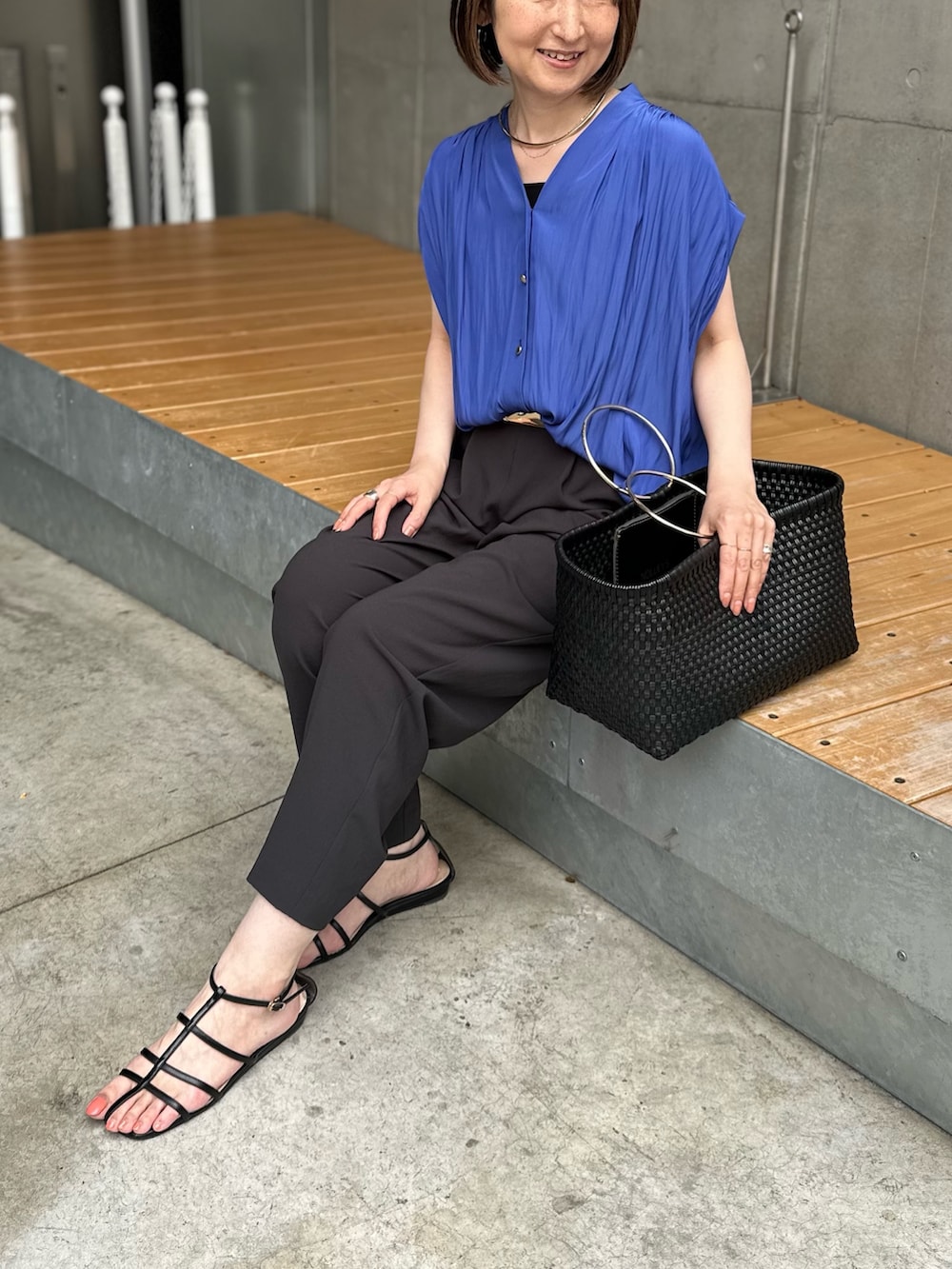 ブラック系のその他パンツ、ブルー系のシャツ/ブラウス、ブラック系のタンクトップを着用したレディースの夏コーディネートの9枚目の写真