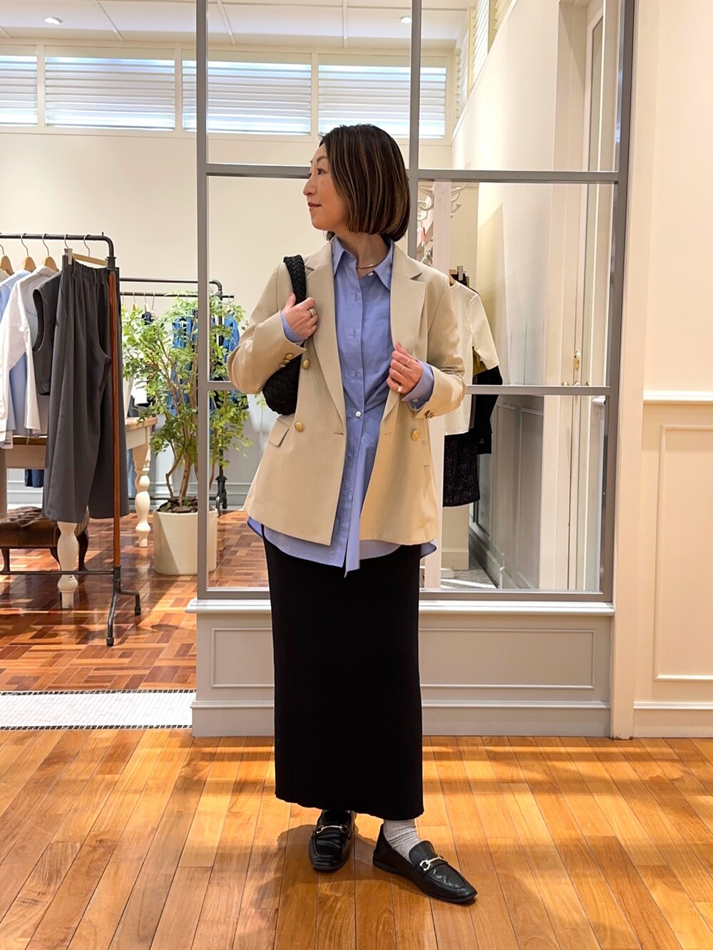 「ジャケット、テーラードジャケット、シンプルスタイル、おでかけコーデ、大人ファッション、スカートコーデ、ジャケットスタイル、ジャケットコーデ、オフィスカジュアル、春コーデ、ベージュコーデ、シャツ/ブラウス、ブルーシャツ」｜「NOLLEY’Sのメッシュ横長ワンショルダーバッグ（ショルダーバッグ、ブラック系）」を使った、Yamazakiさん（骨格ナチュラル・レディース・157cm）の春コーディネートの2枚目の写真