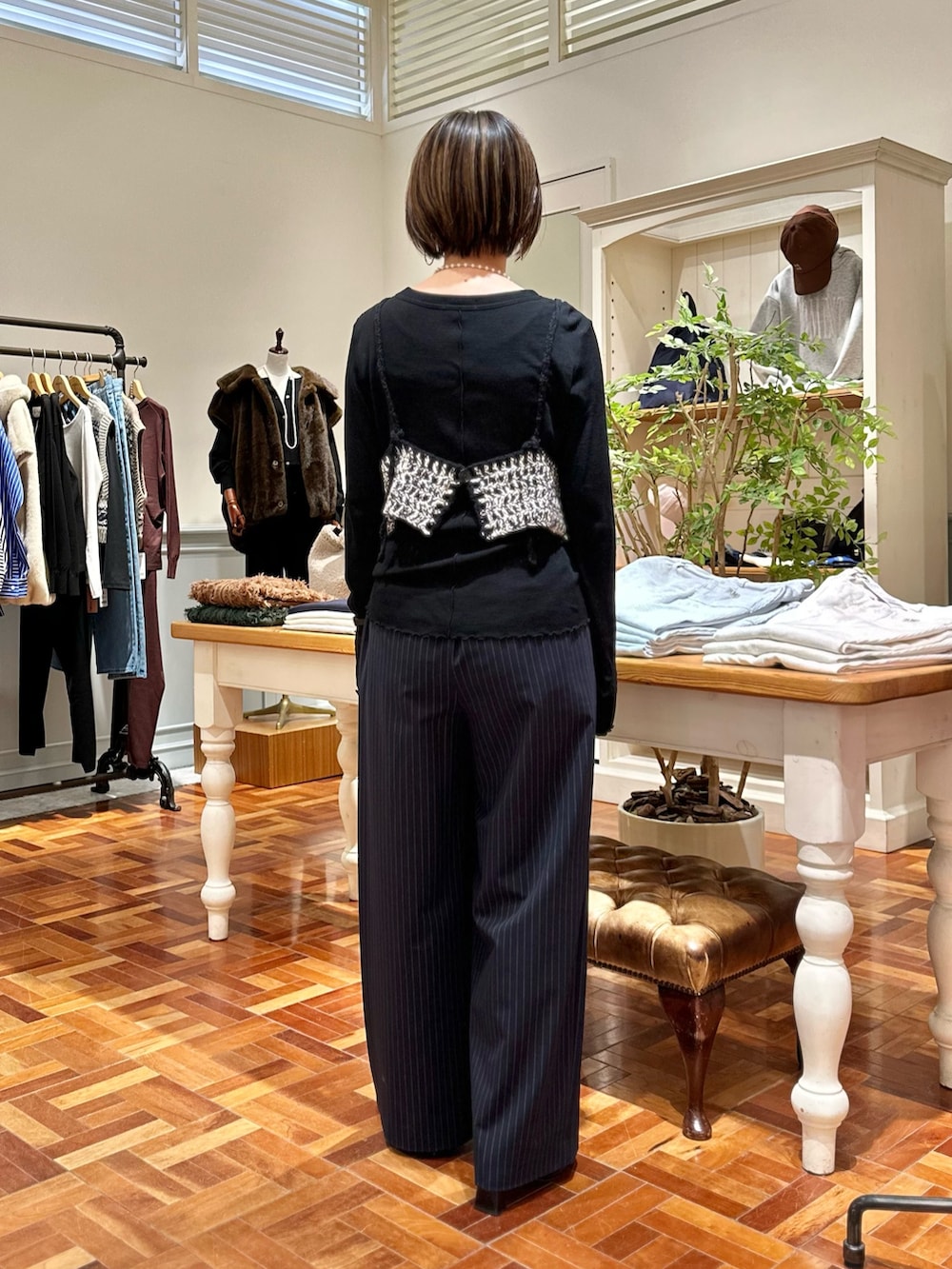 ブラック系のニット/セーター、ブラック系のTシャツ/カットソー、ブルー系のその他パンツを着用したレディースの秋コーディネートの3枚目の写真