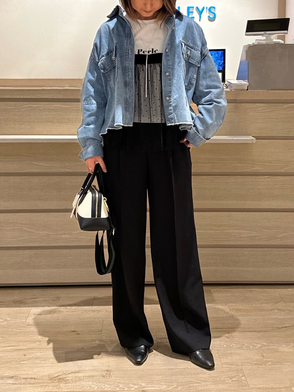 ホワイト系のTシャツ/カットソー、ブラック系のその他パンツ、ブラック系のショルダーバッグを着用したレディースの夏コーディネートの2枚目の写真