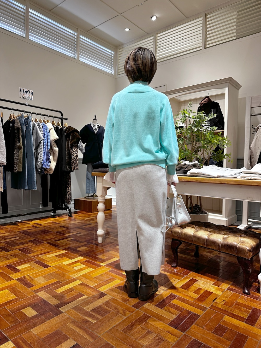 グレー系のスカート、シルバー系のショルダーバッグ、ホワイト系のシャツ/ブラウスを着用したレディースの秋コーディネートの6枚目の写真