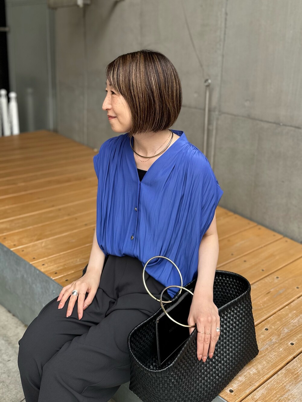 ブラック系のその他パンツ、ブルー系のシャツ/ブラウス、ブラック系のタンクトップを着用したレディースの夏コーディネートの10枚目の写真