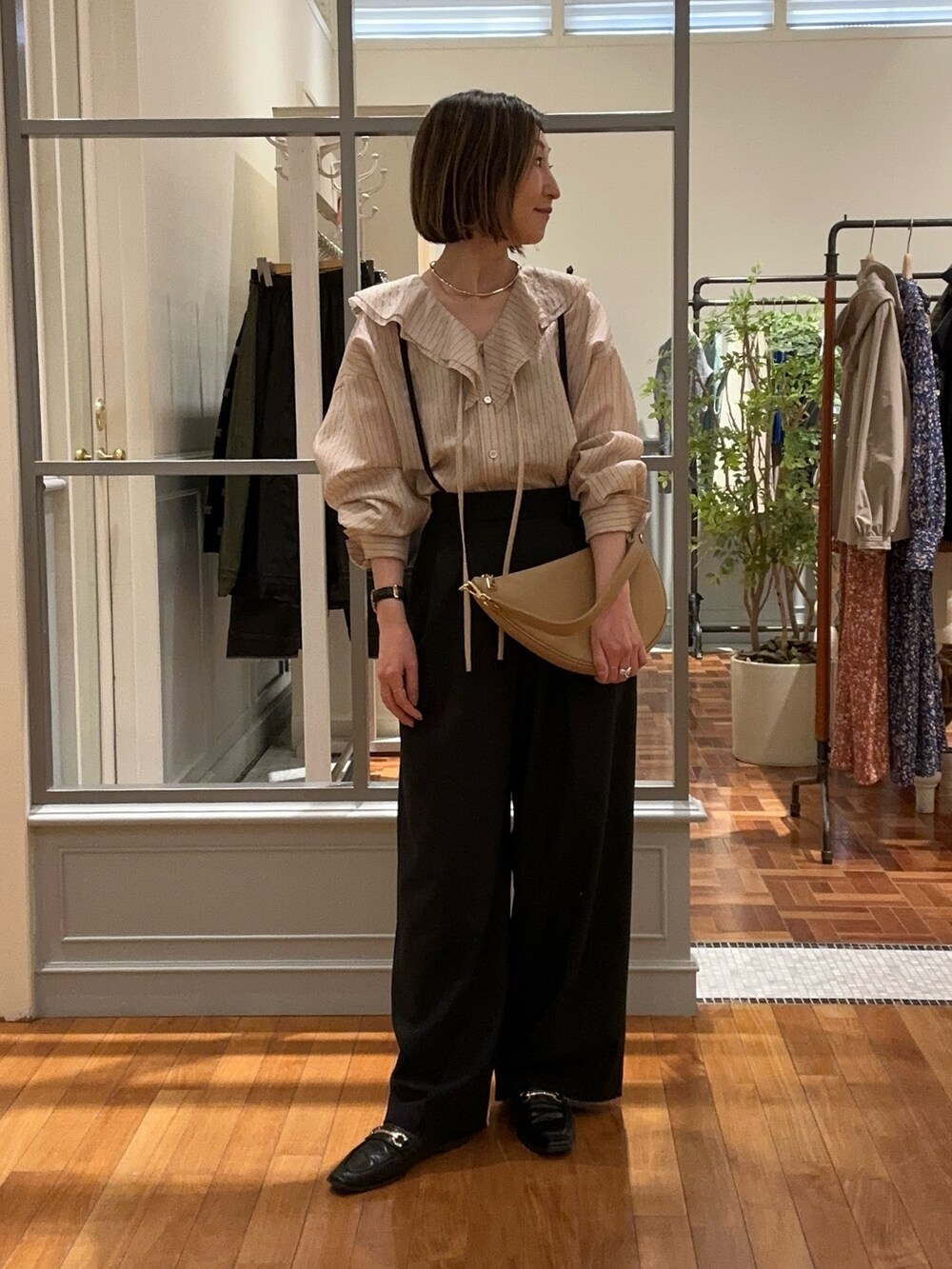 「パンツスタイル、休日スタイル、キレイめカジュアル、オトナ女子、ラッフルブラウス、ラッフルフリル、サスペンダーパンツ、ワイドパンツ、ベージュ、ベージュコーデ、ベージュ×ブラック、オフィスカジュアル、ストライプ」｜「NOLLEY’Sのラッフルカラーブラウス（シャツ/ブラウス、ベージュ系）」を使った、Yamazakiさん（骨格ナチュラル・レディース・157cm）の春コーディネートの4枚目の写真