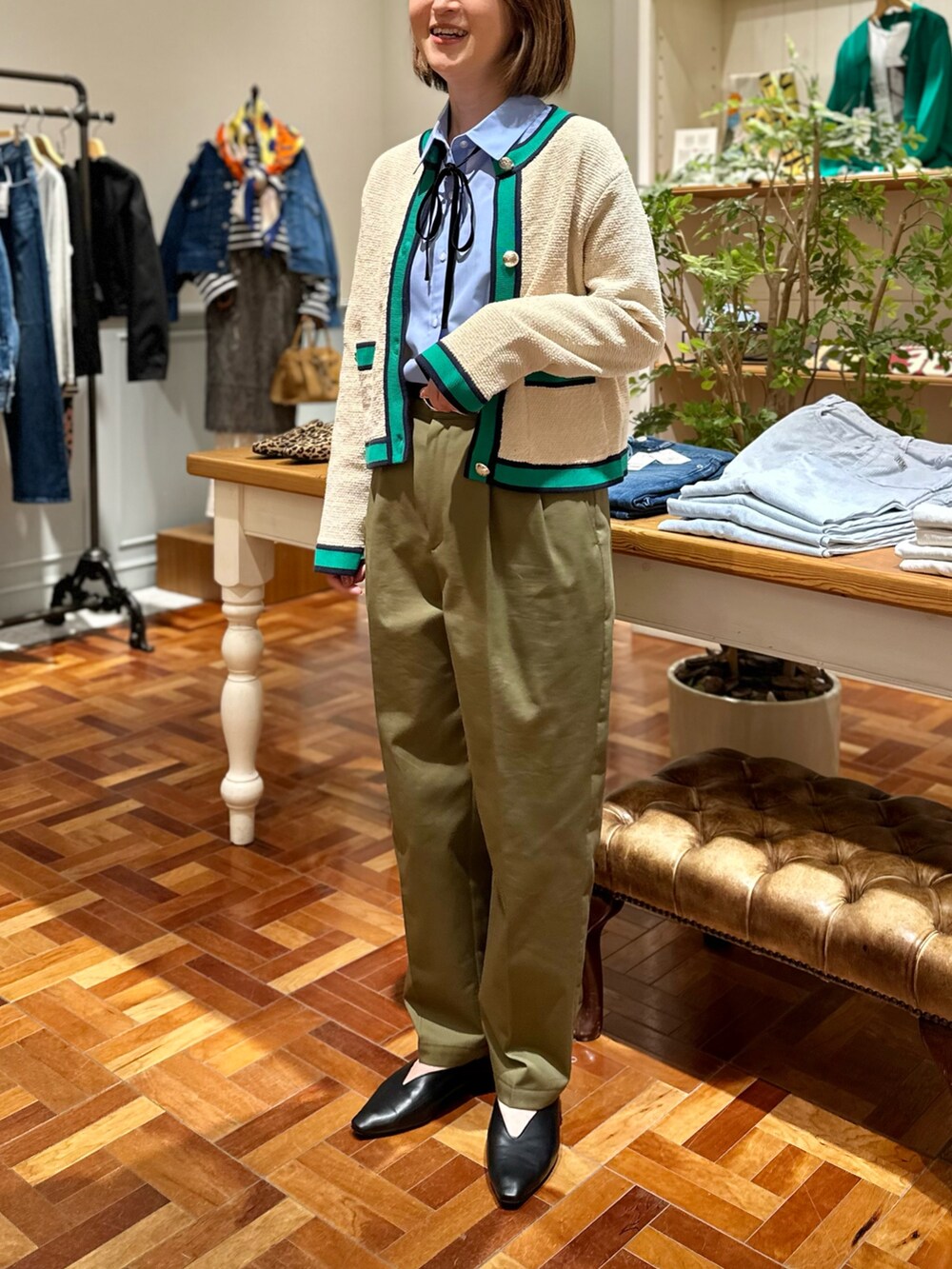 グリーン系のその他パンツ、ブルー系のシャツ/ブラウス、ホワイト系のカーディガン/ボレロを着用したレディースの秋コーディネートの6枚目の写真