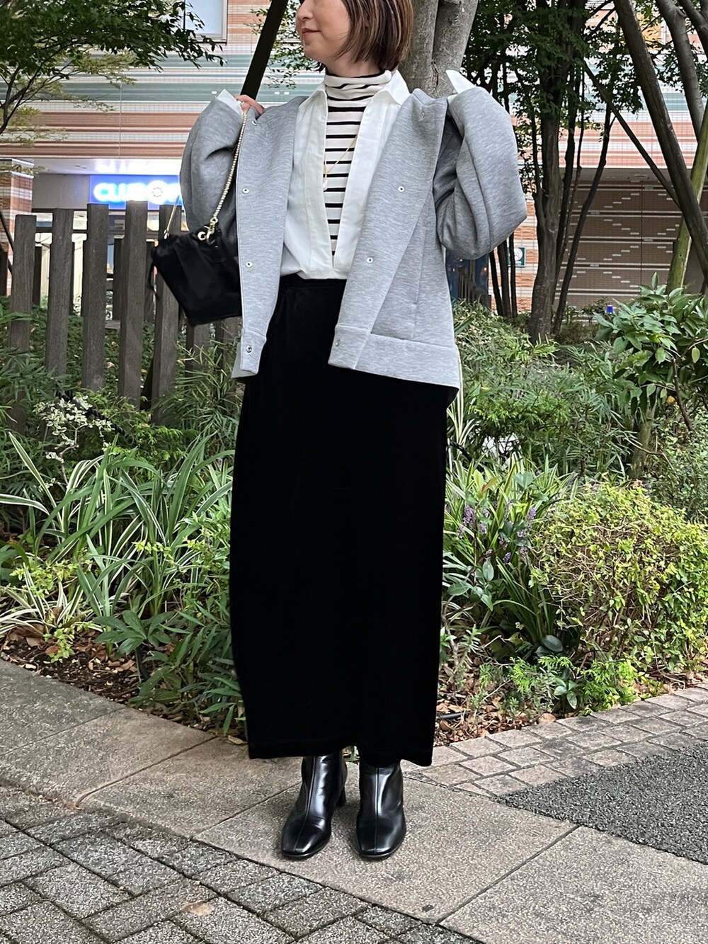 「秋っぽコーデ更新中、秋服、秋服コーデ、秋冬コーデ、シャツ、ボーダー、ベロアスカート、スカートスタイル、きれいめカジュアル、大人カジュアル、ブーツ、シャツスタイル、スウェット、お出かけコーデ、パーカー」|「NOLLEY’Sのウォッシャブル エアボールフードブルゾン 24AW(ブルゾン、グレー系)」を使った、Yamazakiさん(レディース・157cm)の秋コーディネートの6枚目の写真