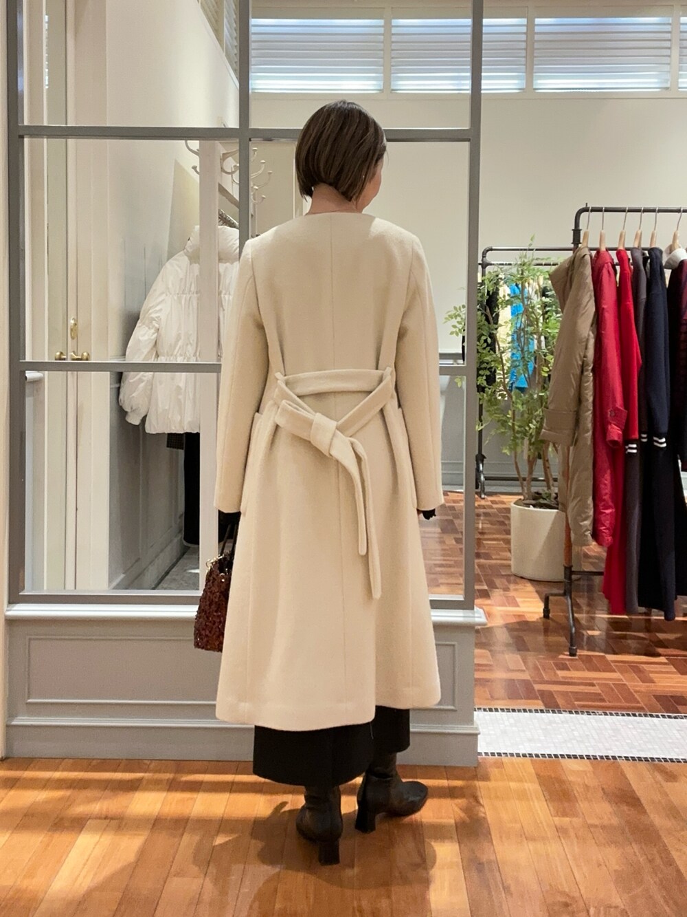 「クリスマスに着たい服、モノトーン、ブーツ、冬コーデ、ロングコート、おでかけコーデ、コート、ノーカラーコート、ワンピース、スパンコール、きれいめ、ノーリーズ」｜「NOLLEY’SのMY STANDARDウォッシャブルリブクルーネックプルオーバーカットソー（Tシャツ/カットソー、ブラック系）」を使った、Yamazakiさん（レディース・157cm）の冬コーディネートの4枚目の写真