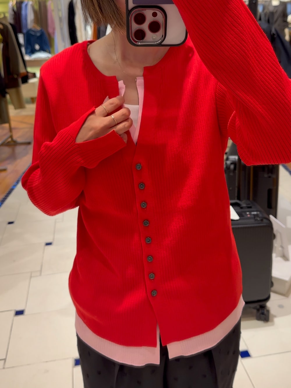 ブラック系のその他パンツ、ホワイト系のタンクトップ、レッド系のニット/セーターを着用したレディースの秋コーディネートの2枚目の写真