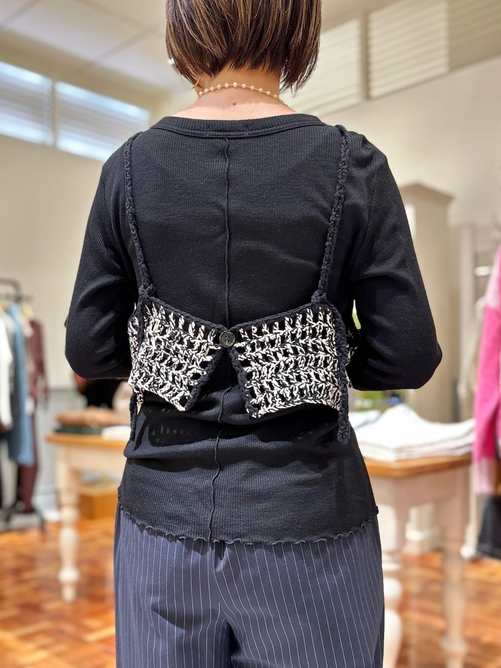 ブラック系のニット/セーター、ブラック系のTシャツ/カットソー、ブルー系のその他パンツを着用したレディースの秋コーディネートの5枚目の写真