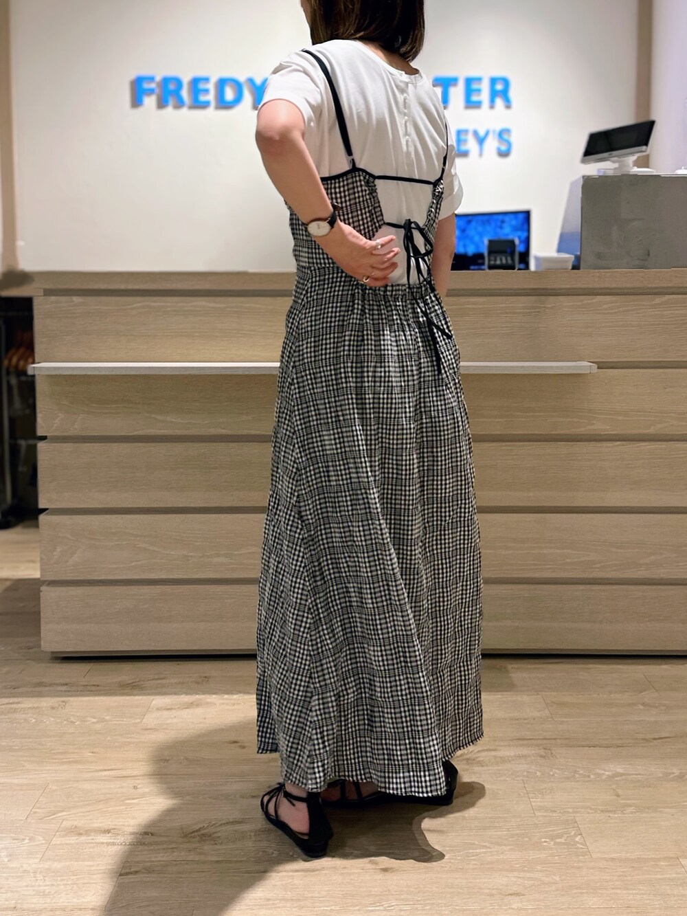 「ワンピース、キャミワンピ、チェック、夏ファッション、夏コーデ、みんなの白Tフェス、シンプル、休日コーデ、Tシャツ、カジュアル、カジュアルガーリー、キルティングバッグ、ショルダーバッグ、モノトーン、モノトーンコーデ」｜「fredy emueのシルケット袖ロールTシャツ（Tシャツ/カットソー、ホワイト系）」を使った、Yamazakiさん（レディース・157cm）の夏コーディネートの3枚目の写真