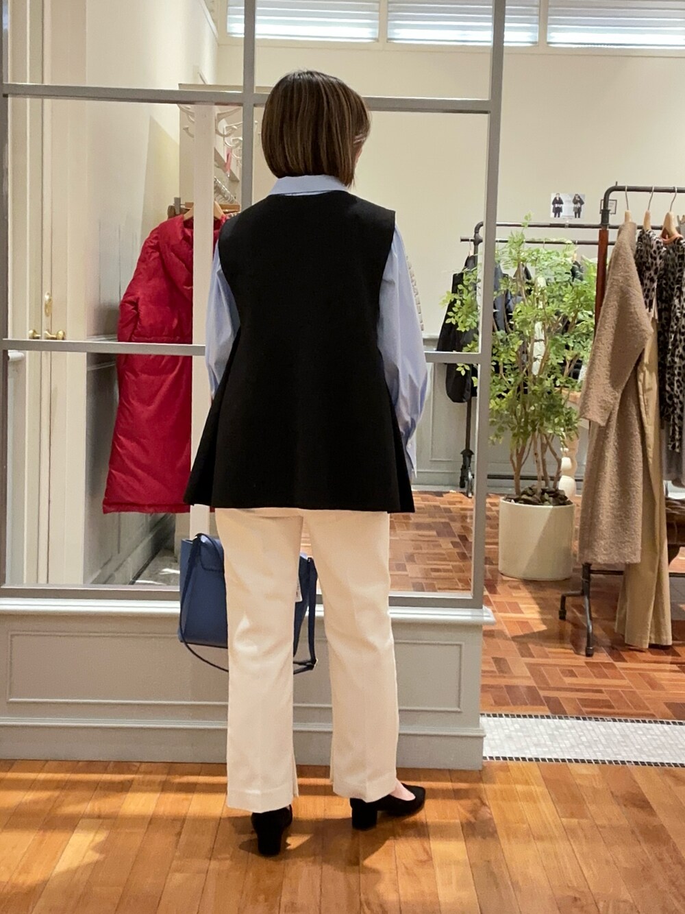 「オトナカワイイ、大人ファッション、ニット、春カラー、大人コーデ、大人可愛い、デニムパンツ、ジレ、ベスト、ベスト×シャツ、ブルーシャツ、オフィスカジュアル、ホワイトパンツ、ホワイトデニム、ハンドバッグ」｜「NOLLEY’Sの《手洗い可能》《オールシーズン対応》フリル付きペプラムベスト（ベスト、ブラック系）」を使った、Yamazakiさん（レディース・157cm）の冬コーディネートの6枚目の写真