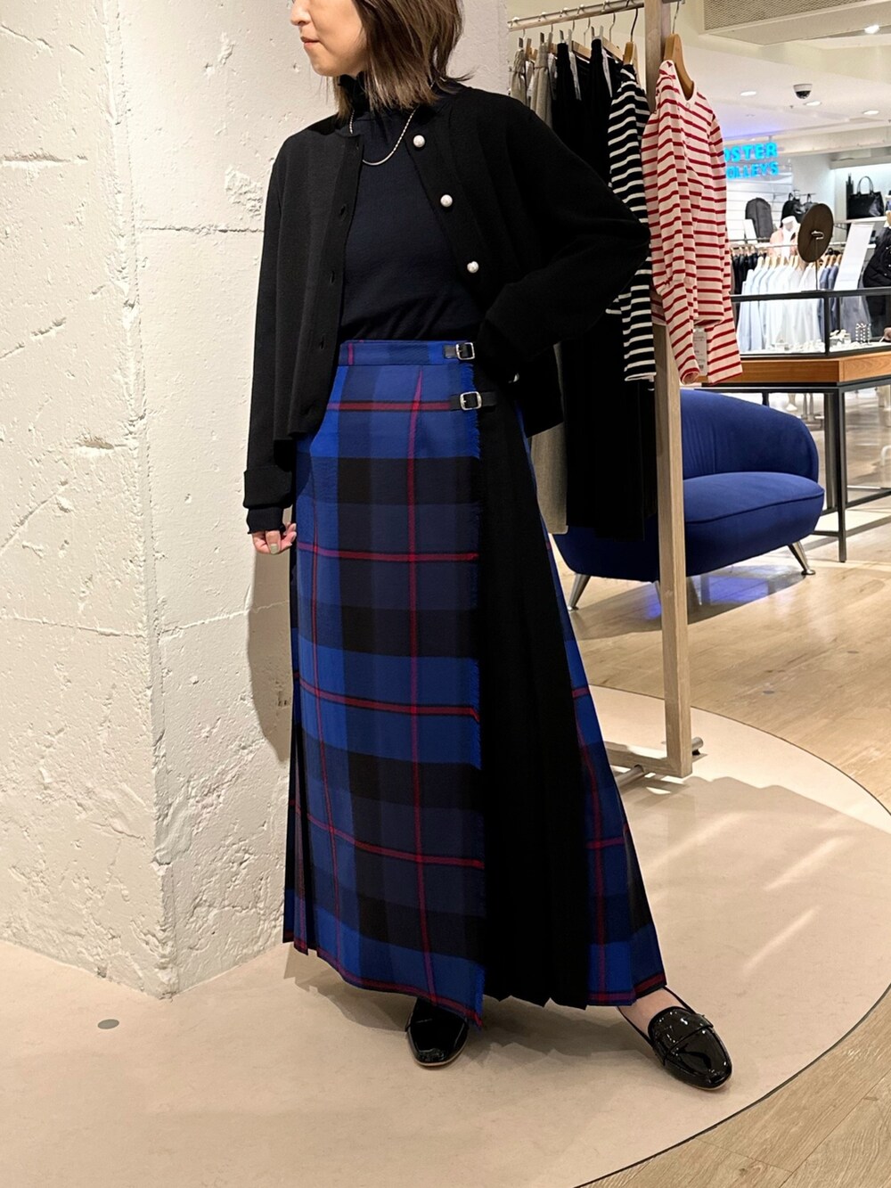 「秋服まるっと大公開、ロングスカート、チェックスカート、秋のコーデ、大人カジュアル、お出かけコーデ、秋コーデ、プリーツスカート、カーディガン、カーディガンコーデ、パールボタン、オニールオブダブリン、O’NEIL OF DUBLIN、ノーリーズ、ニット」｜「TEMPERATEの【TEMPERATE/ テンパレイト】 レインパテントローファー ポーチ付き（レインシューズ、ブラック系）」を使った、Yamazakiさん（レディース・157cm）の秋コーディネートの2枚目の写真