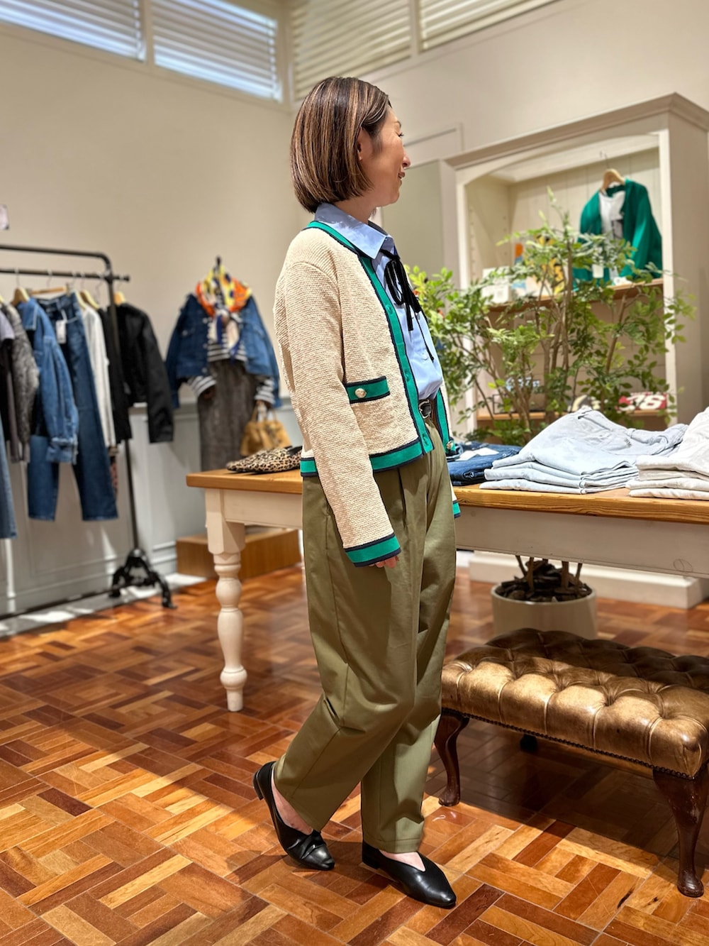 グリーン系のその他パンツ、ブルー系のシャツ/ブラウス、ホワイト系のカーディガン/ボレロを着用したレディースの秋コーディネートの5枚目の写真