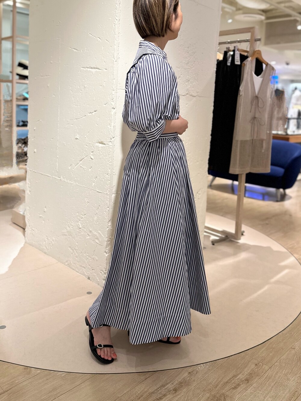 ホワイト系のシャツ/ブラウス、ホワイト系のスカート、ブラック系のかごバッグを着用したレディースの夏コーディネートの3枚目の写真