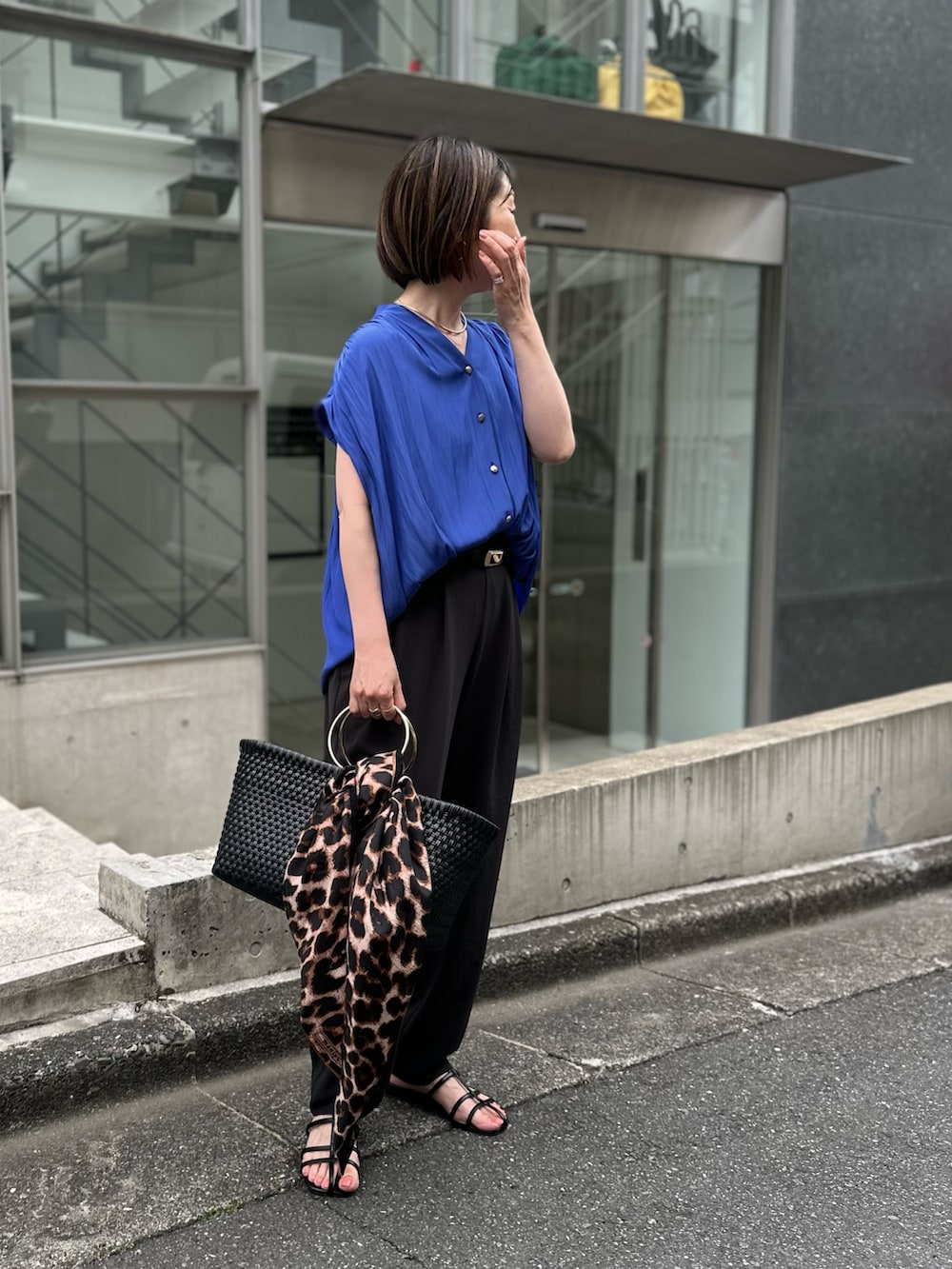 ブラック系のその他パンツ、ブルー系のシャツ/ブラウス、ブラック系のタンクトップを着用したレディースの夏コーディネートの7枚目の写真