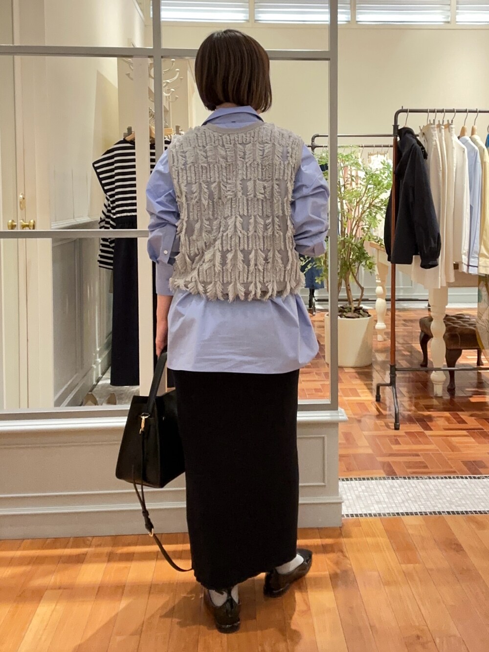 「春コーデ、春服コーデ、レディースファッション、シアー、シャツスタイル、ブルーシャツ、ベスト、ベスト×シャツ、ベストコーデ、オフィスカジュアル、スカート、スカートスタイル、ニットスカート、タイトスカート、ショルダーバッグ」｜「NOLLEY’Sの《アンサンブル対応》《手洗い可能》カットフリンジ2WAYベスト（ベスト、グレー系）」を使った、Yamazakiさん（レディース・157cm）の春コーディネートの5枚目の写真