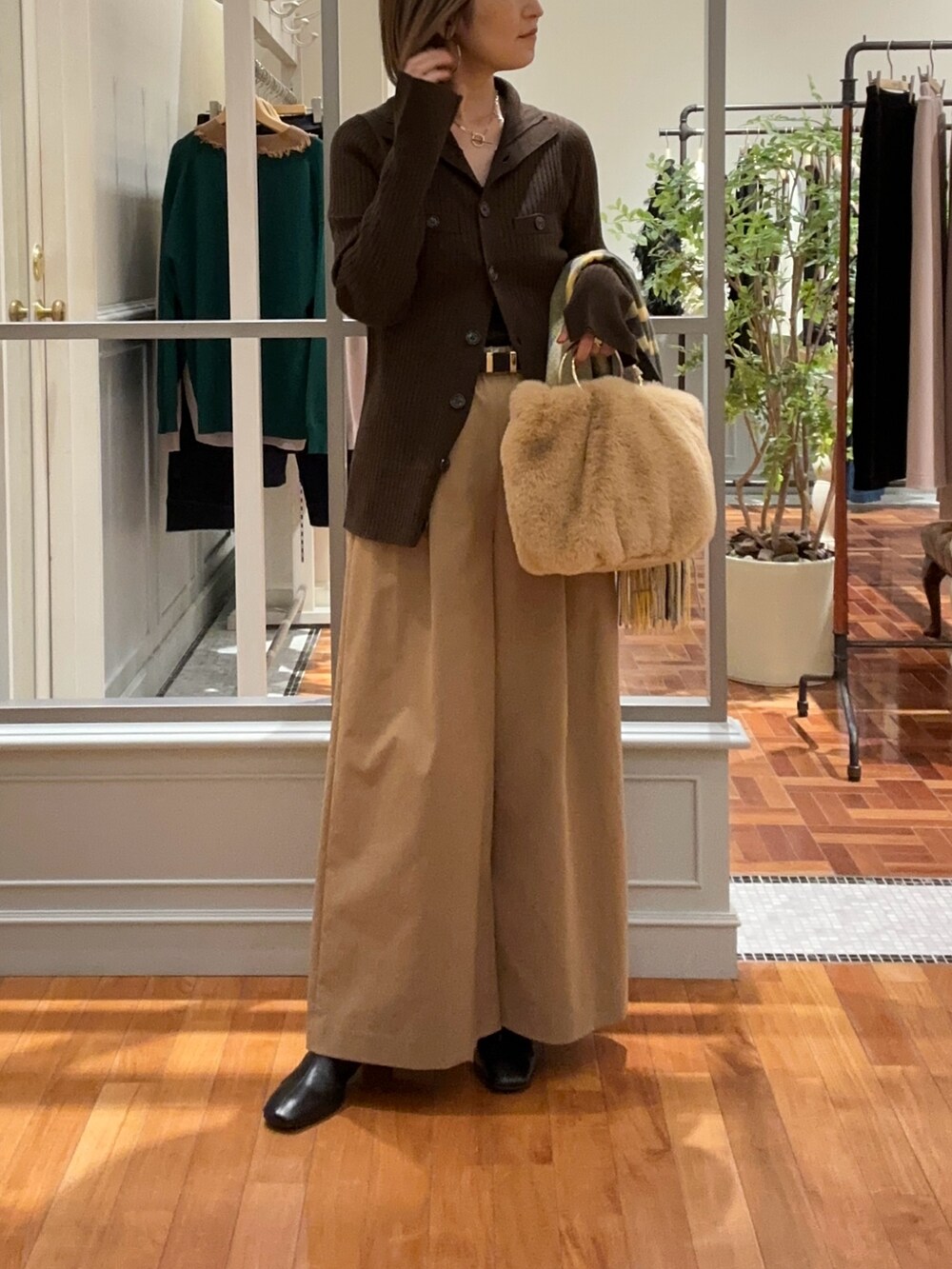 「秋コーデ、ブラウン、チェック、カーディガン、ファーバッグ、ブーツ、秋服コーデ、シンプルスタイル、カジュアル、カジュアルコーデ、オトナカジュアル、ブラウンコーデ、リブニット、ワイドパンツ、パンツスタイル」|「NOLLEY’Sの【grace grace/グラスグラス】コンビチェーンネックレス(slim)(ネックレス、ゴールド系)」を使った、Yamazakiさん(レディース・157cm)の秋コーディネートの2枚目の写真