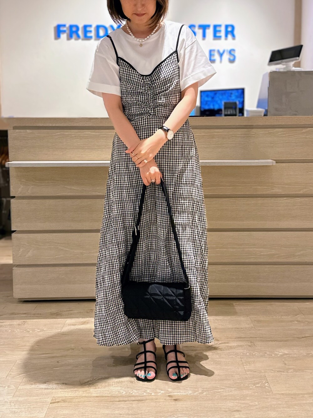 「ワンピース、キャミワンピ、チェック、夏ファッション、夏コーデ、みんなの白Tフェス、シンプル、休日コーデ、Tシャツ、カジュアル、カジュアルガーリー、キルティングバッグ、ショルダーバッグ、モノトーン、モノトーンコーデ」｜「fredy emueのシルケット袖ロールTシャツ（Tシャツ/カットソー、ホワイト系）」を使った、Yamazakiさん（レディース・157cm）の夏コーディネートの2枚目の写真