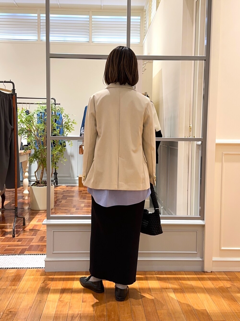 「ジャケット、テーラードジャケット、シンプルスタイル、おでかけコーデ、大人ファッション、スカートコーデ、ジャケットスタイル、ジャケットコーデ、オフィスカジュアル、春コーデ、ベージュコーデ、シャツ/ブラウス、ブルーシャツ」｜「NOLLEY’Sのメッシュ横長ワンショルダーバッグ（ショルダーバッグ、ブラック系）」を使った、Yamazakiさん（骨格ナチュラル・レディース・157cm）の春コーディネートの5枚目の写真