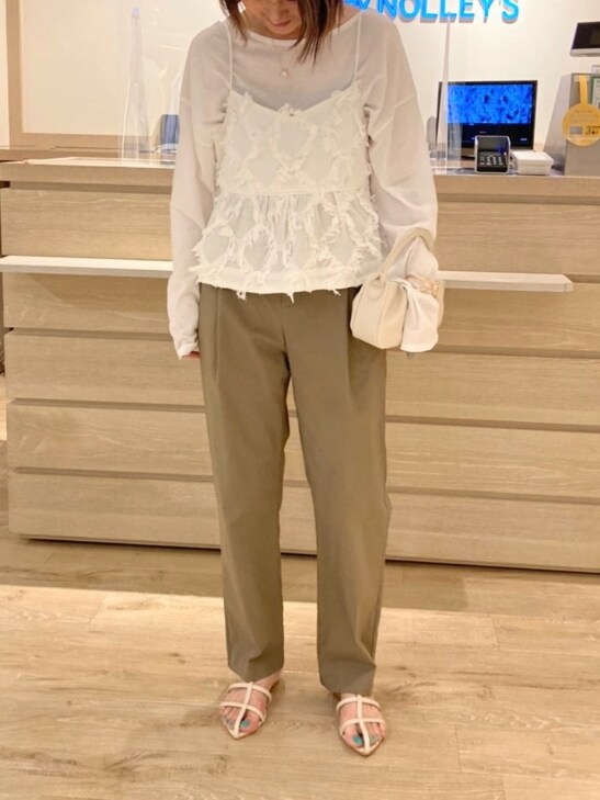 ホワイト系のTシャツ/カットソー、ホワイト系のシャツ/ブラウス、ホワイト系のトートバッグを着用したレディースの春コーディネートの2枚目の写真