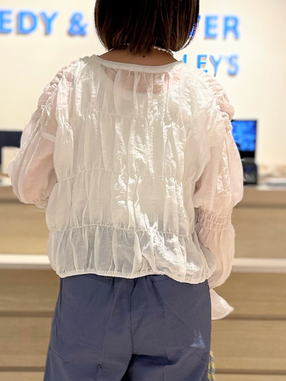 「初夏コーデ、シアートップス、休日スタイル、シンプルコーデ、パンツスタイル、ブラウス、シア―ブラウス、オトナ女子、カジュアルコーデ、ショート丈トップス、夏コーデ、春コーデ、デザイントップス、リネンパンツ、スラックス」｜「fredy emueの【fredy emue】シャーリングボレロシャツ（シャツ/ブラウス、ホワイト系）」を使った、Yamazakiさん（レディース・157cm）の夏コーディネートの5枚目の写真