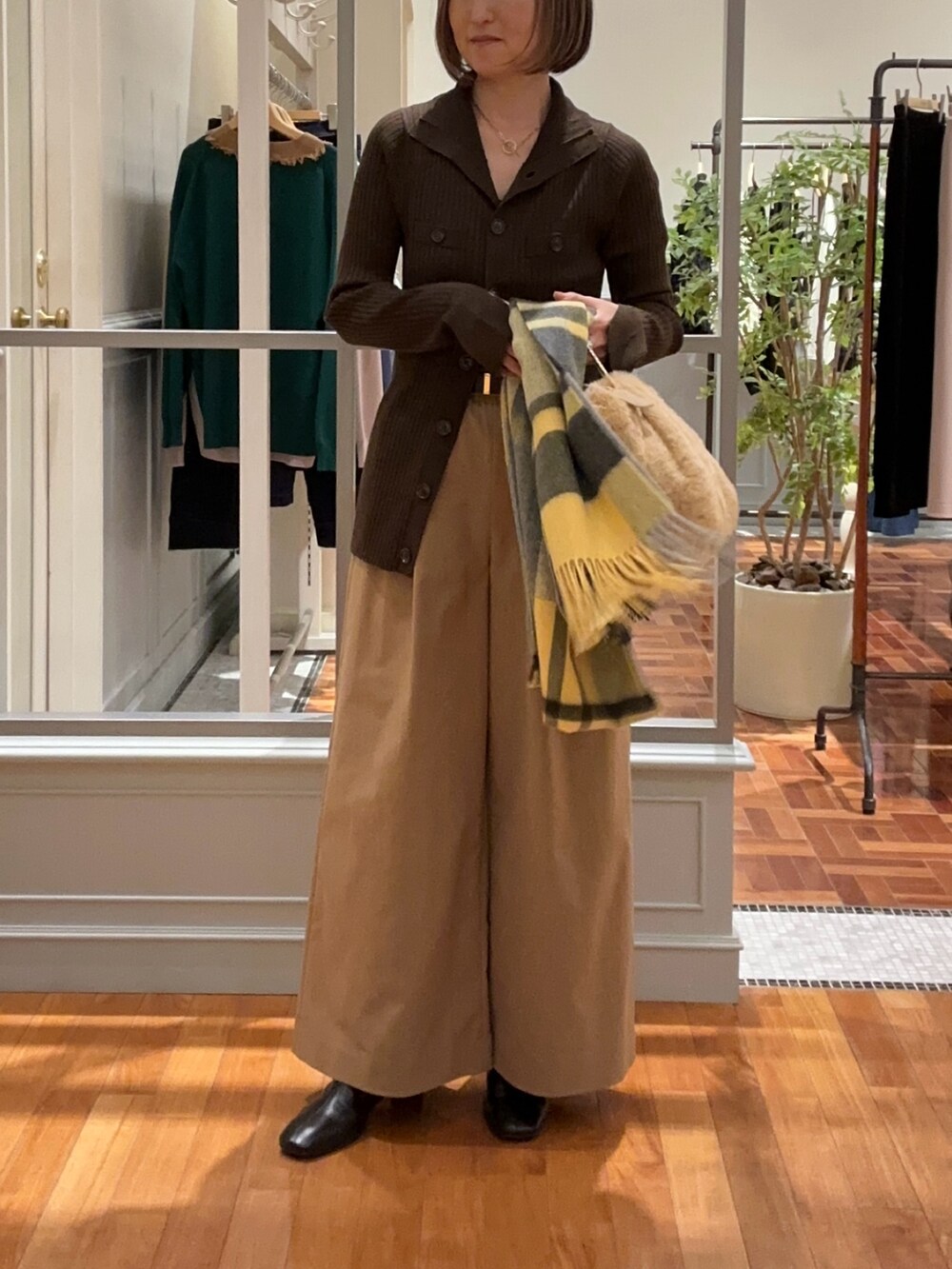 「秋コーデ、ブラウン、チェック、カーディガン、ファーバッグ、ブーツ、秋服コーデ、シンプルスタイル、カジュアル、カジュアルコーデ、オトナカジュアル、ブラウンコーデ、リブニット、ワイドパンツ、パンツスタイル」|「NOLLEY’Sの【grace grace/グラスグラス】コンビチェーンネックレス(slim)(ネックレス、ゴールド系)」を使った、Yamazakiさん(レディース・157cm)の秋コーディネートの3枚目の写真