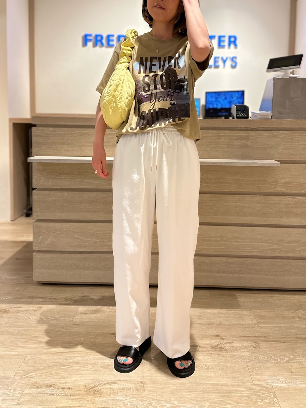 「夏だ！Tシャツ着よう！、夏コーデ、休日スタイル、ラフ、パンツスタイル、ワイドパンツ、パンツコーデ、カジュアルコーデ、フォトT、プリントT、ホワイトパンツ、ショルダーバッグ、イエローバッグ、FREDY&GLOSTER、ドクターマーチン」｜「fredy emueのドライオックスセミワイドパンツ（スラックス、ホワイト系）」を使った、Yamazakiさん（レディース・157cm）の夏コーディネートの2枚目の写真